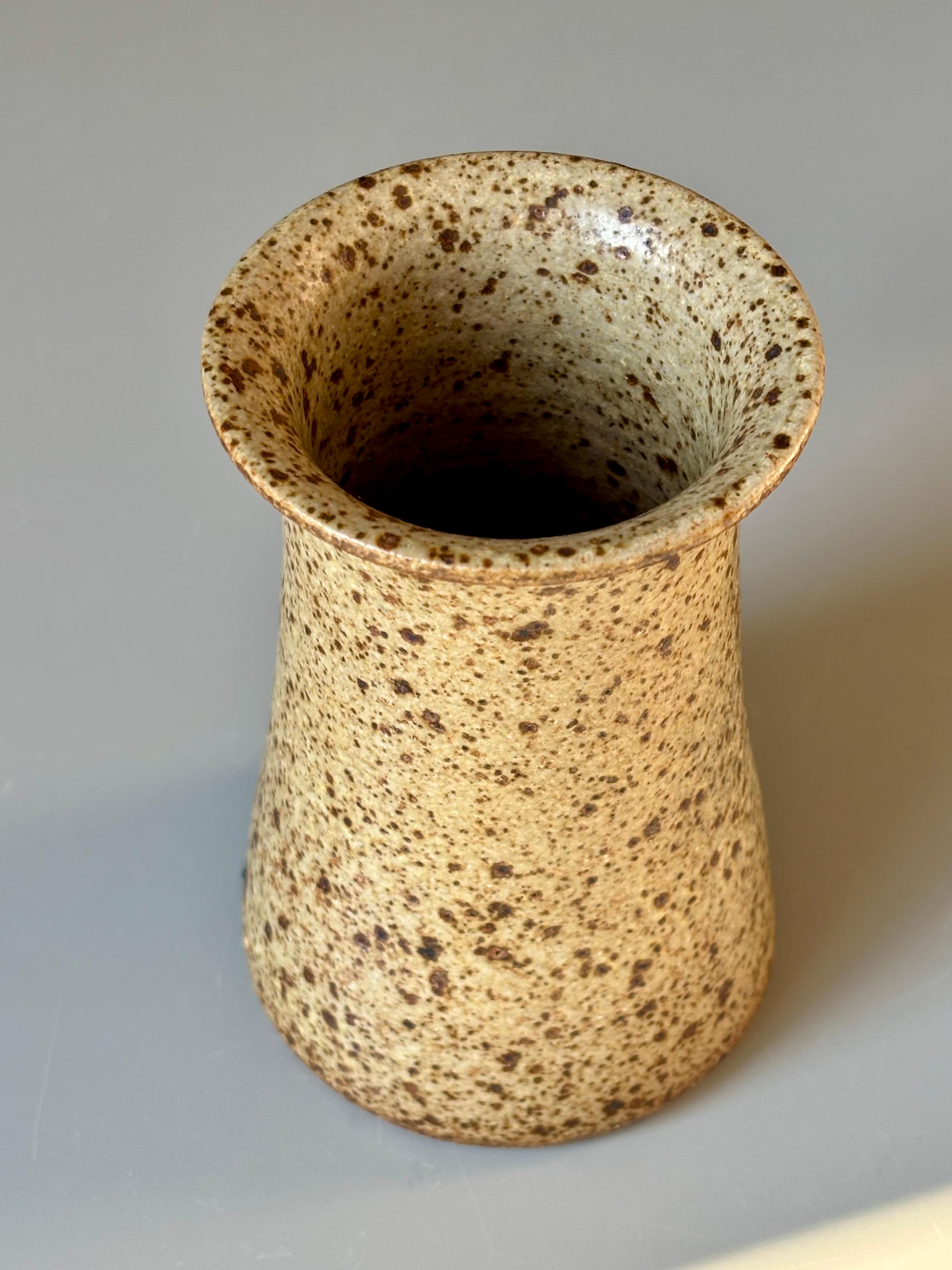 Dänische moderne Vase aus gesprenkeltem, sandfarbenem Steingut, 1960er Jahre (Skandinavische Moderne) im Angebot