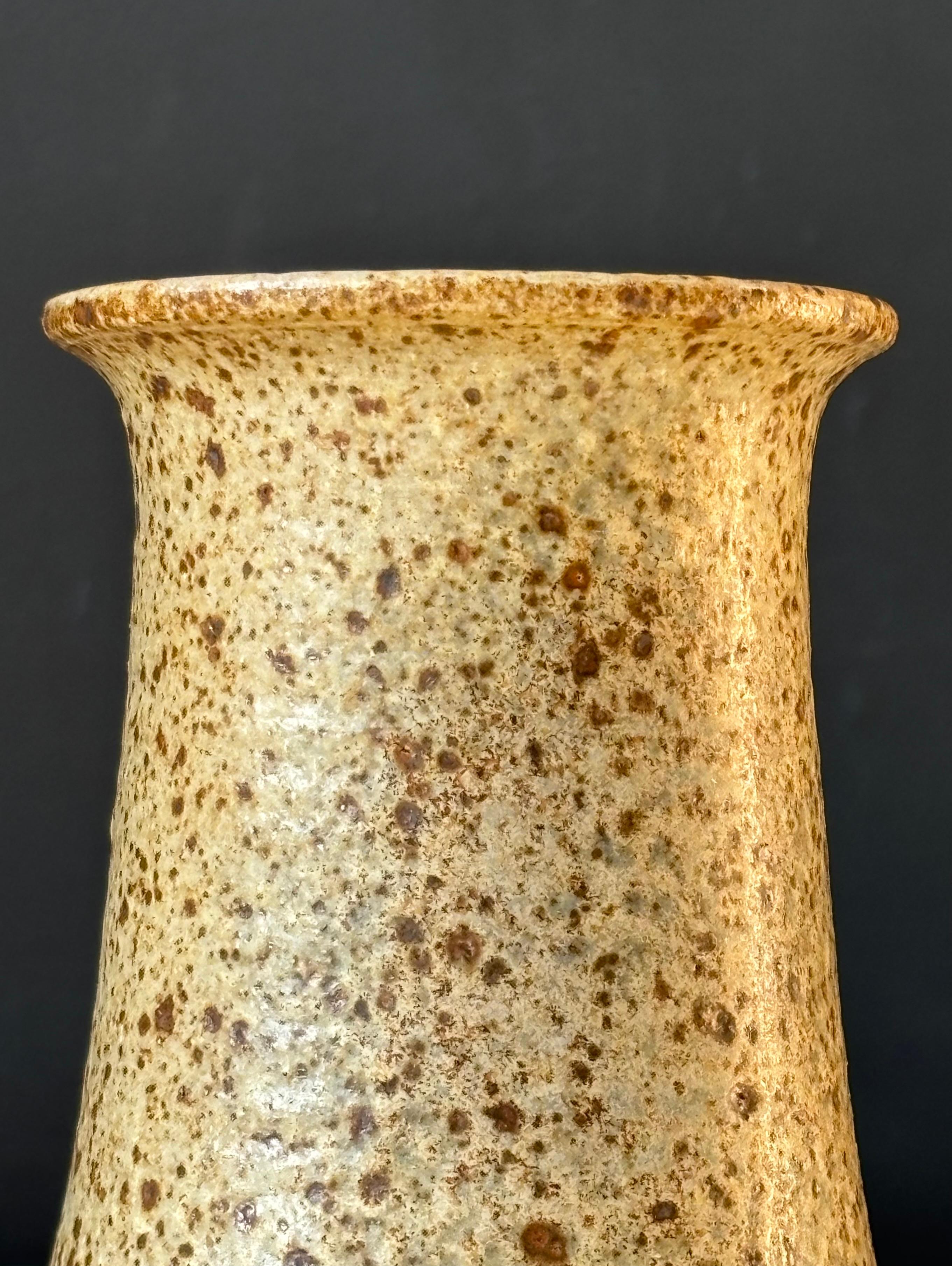 Dänische moderne Vase aus gesprenkeltem, sandfarbenem Steingut, 1960er Jahre (Handgefertigt) im Angebot