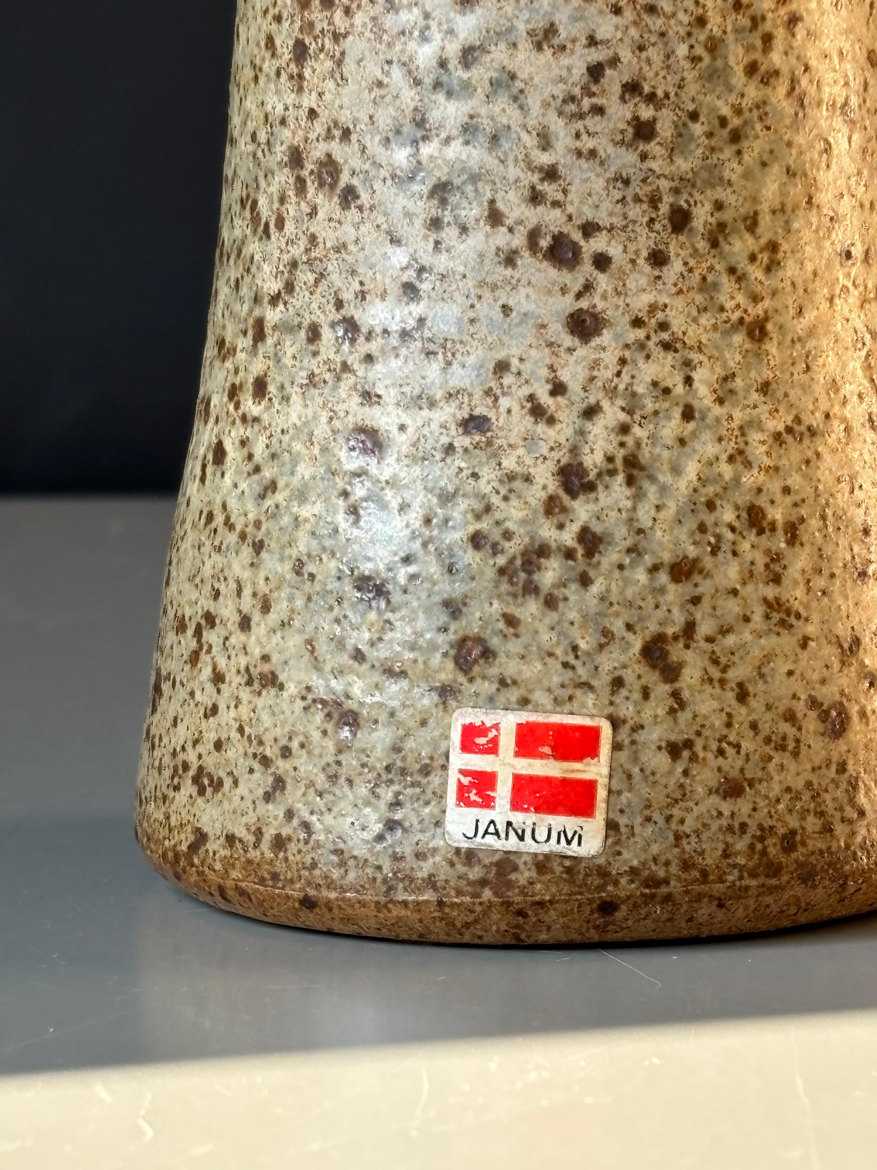 Dänische moderne Vase aus gesprenkeltem, sandfarbenem Steingut, 1960er Jahre (20. Jahrhundert) im Angebot