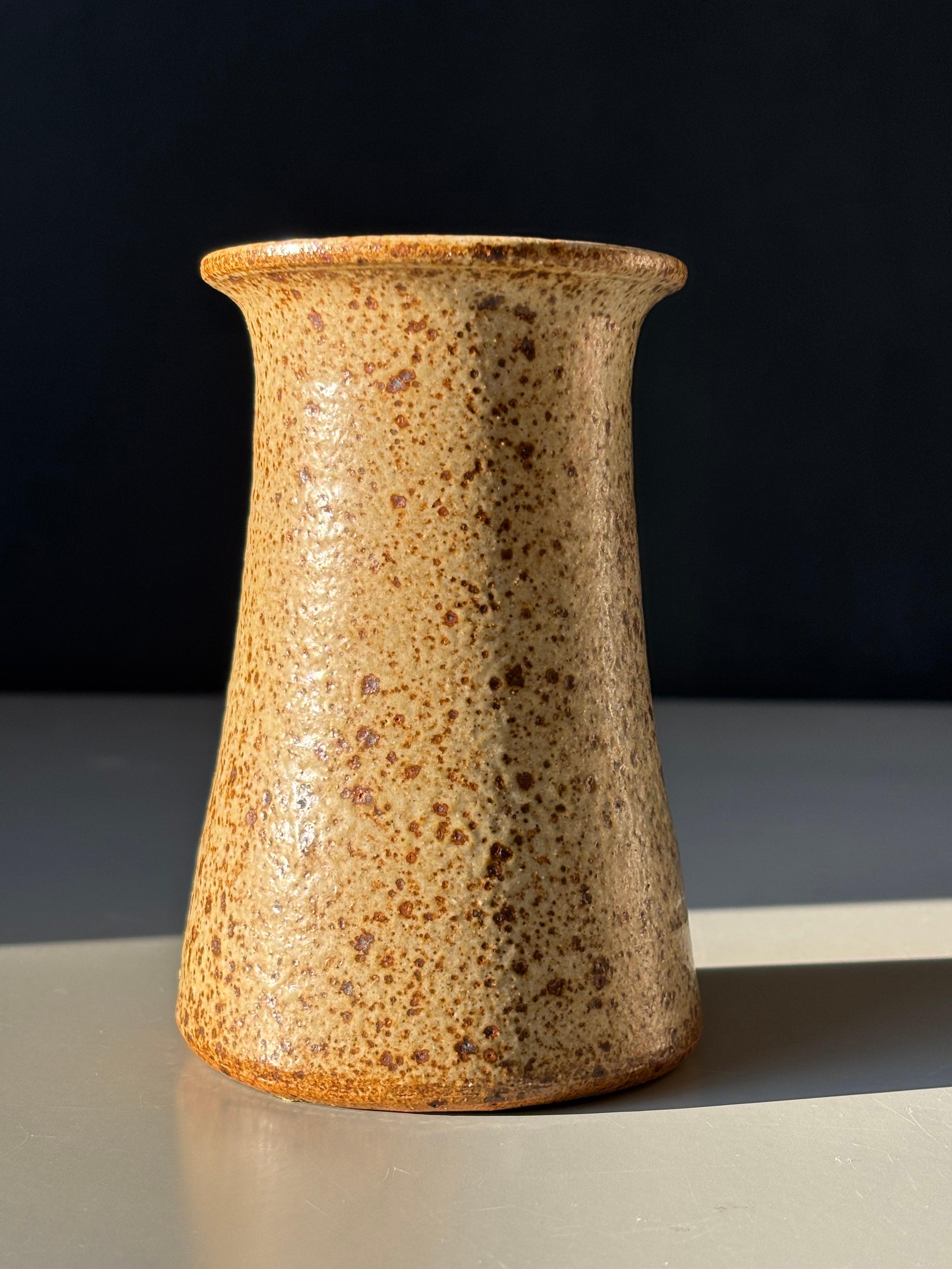 Dänische moderne Vase aus gesprenkeltem, sandfarbenem Steingut, 1960er Jahre im Angebot 1