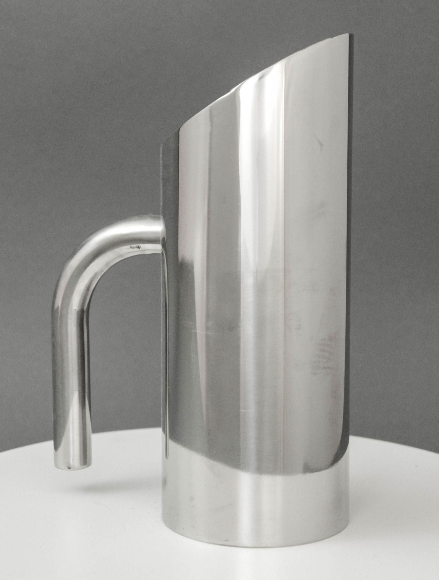 Pichet en acier inoxydable Danish Modern, carafe d'eau contemporaine en acier inoxydable.
Rehaussez votre collection d'ustensiles de bar avec cet ensemble de pichets d'eau de style moderne. Le design de la partie supérieure inclinée ajoute une