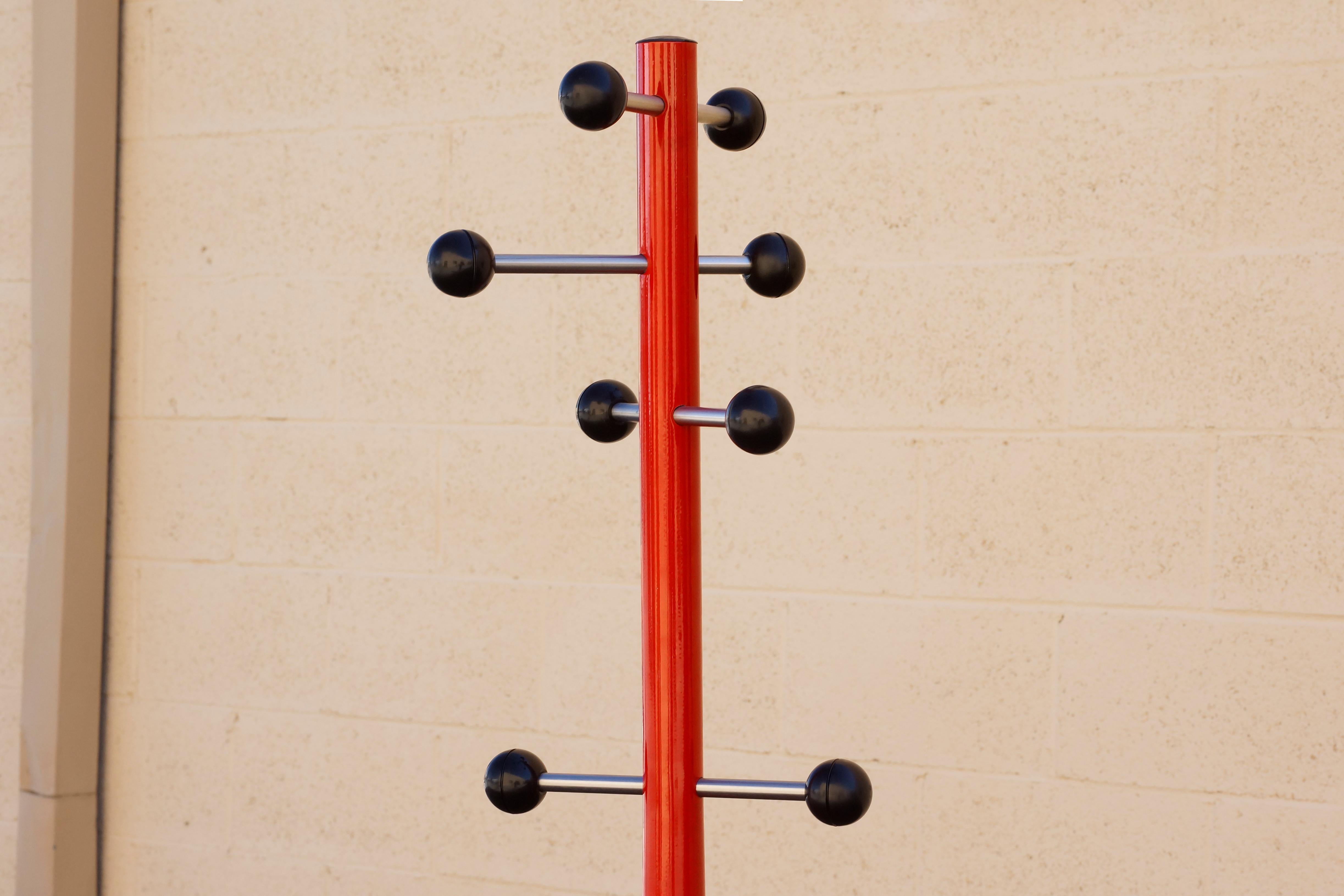 Danish modernist coat rack made out of red powder coated steel and adjustable aluminium arms with plastic ball fixtures, circa 1980s.

Dimensions: 14