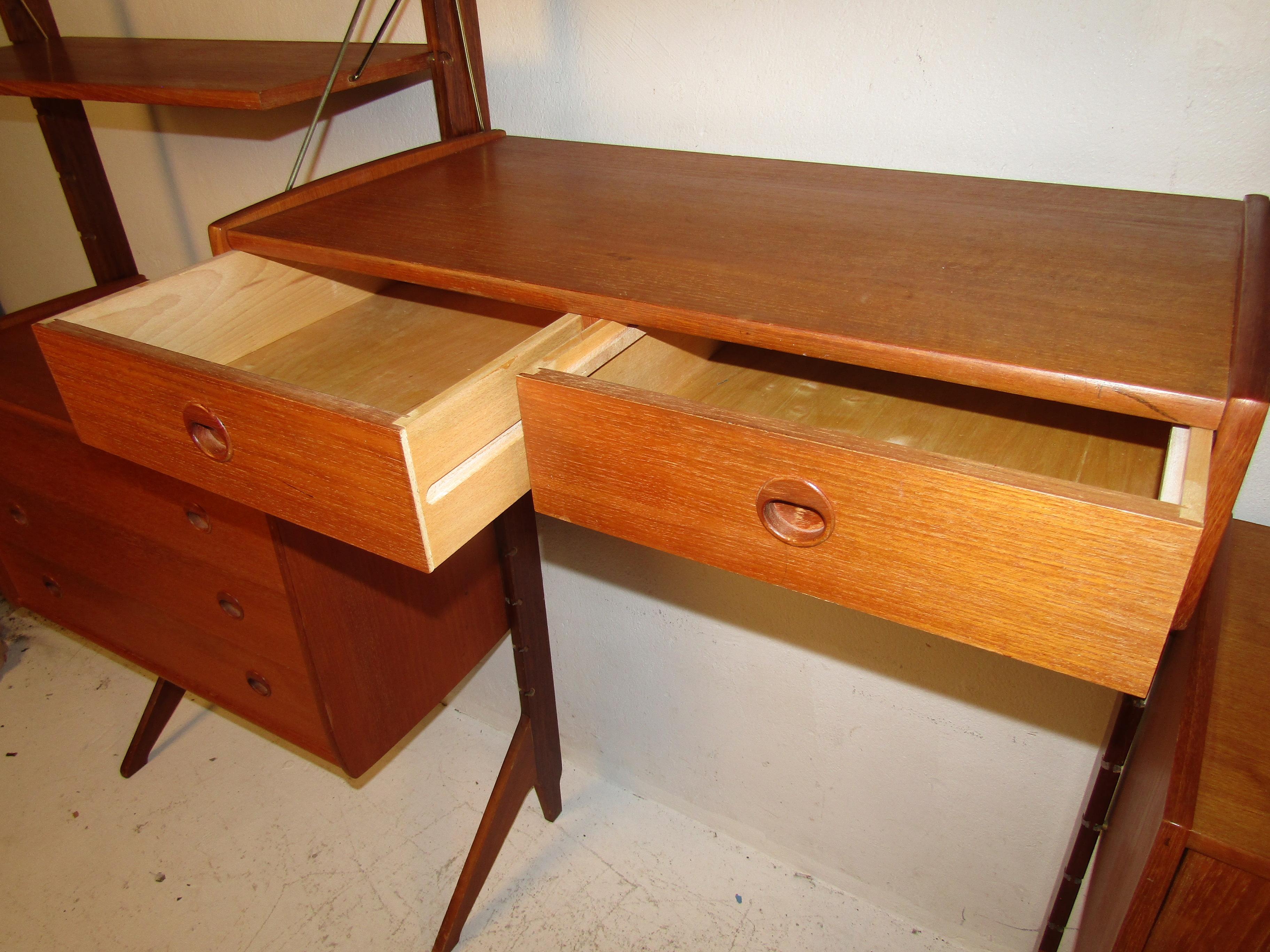 Danish Modern Standing Modular Wall Unit In Good Condition In Brooklyn, NY