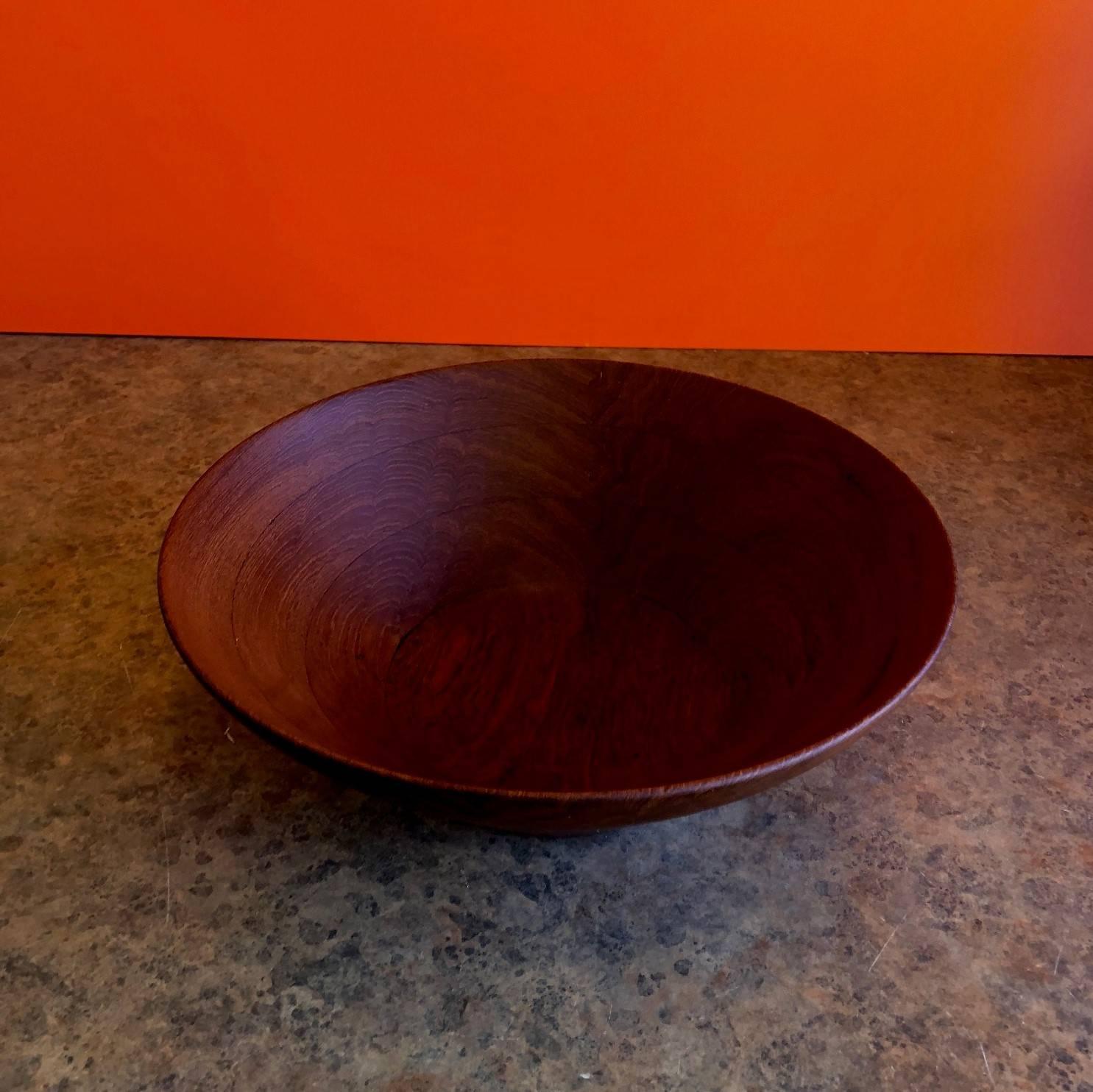 Cuenco danés moderno de teca labrada de Digsmed en Excelente estado para la venta en San Diego, CA