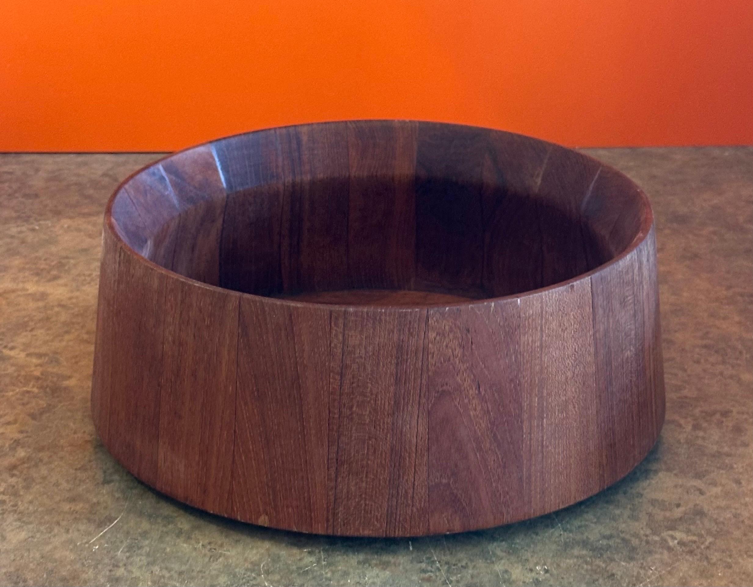 Cuenco moderno danés de teca tallada por Jens Quistgaard para Dansk en Bueno estado para la venta en San Diego, CA