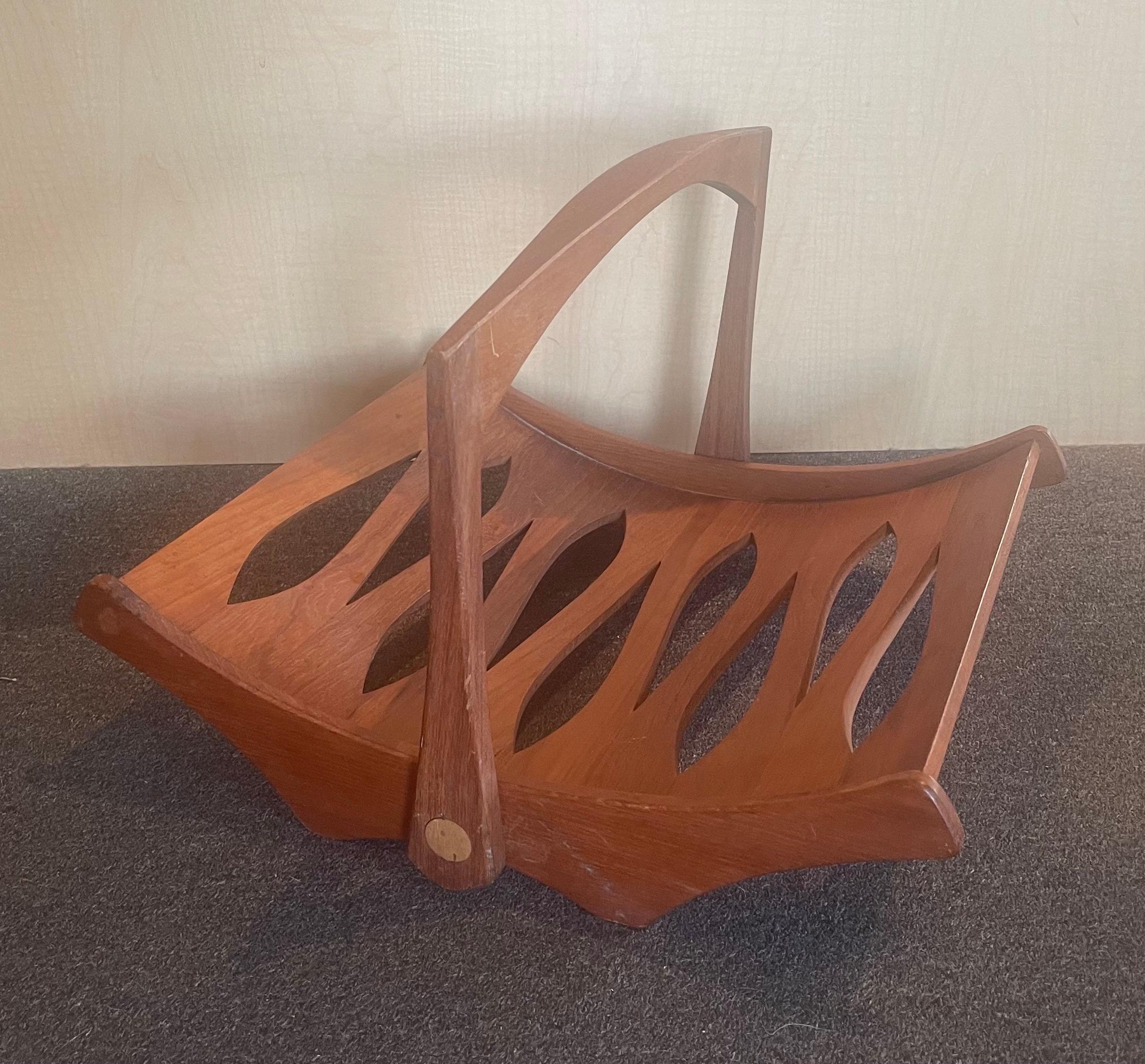 A very nice and hard to find Danish modern staved teak magazine holder by Jens Quistgaard for Dansk, circa 1960s. The piece is 18