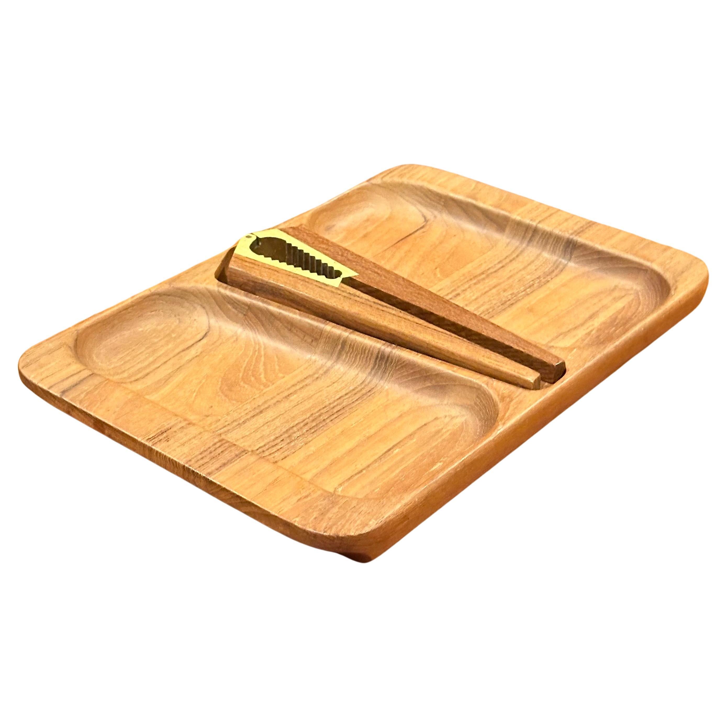 Rarísimo cascanueces moderno danés de teca labrada y bandeja, de Flemming Digsmed para Nissen, hacia la década de 1970. El conjunto es sencillo y elegante, con un gran diseño y está como nuevo (parece que nunca se ha usado); mide 11,75