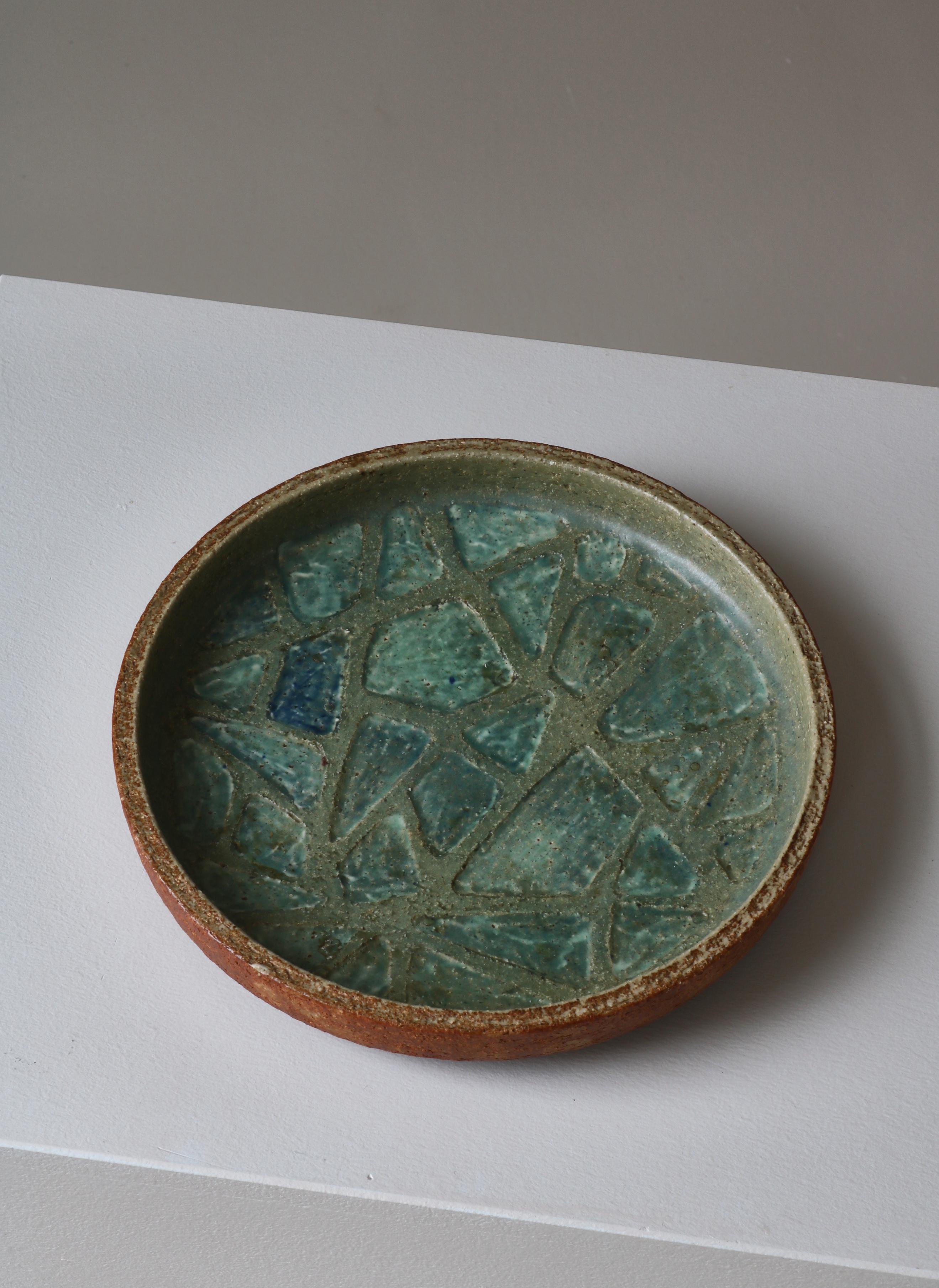 Unique stoneware bowl with branch-like decor and greenish glazing by Saxbo Pottery, Denmark. Made by Eva Staehr-Nielsen in the 1960s. Signed 