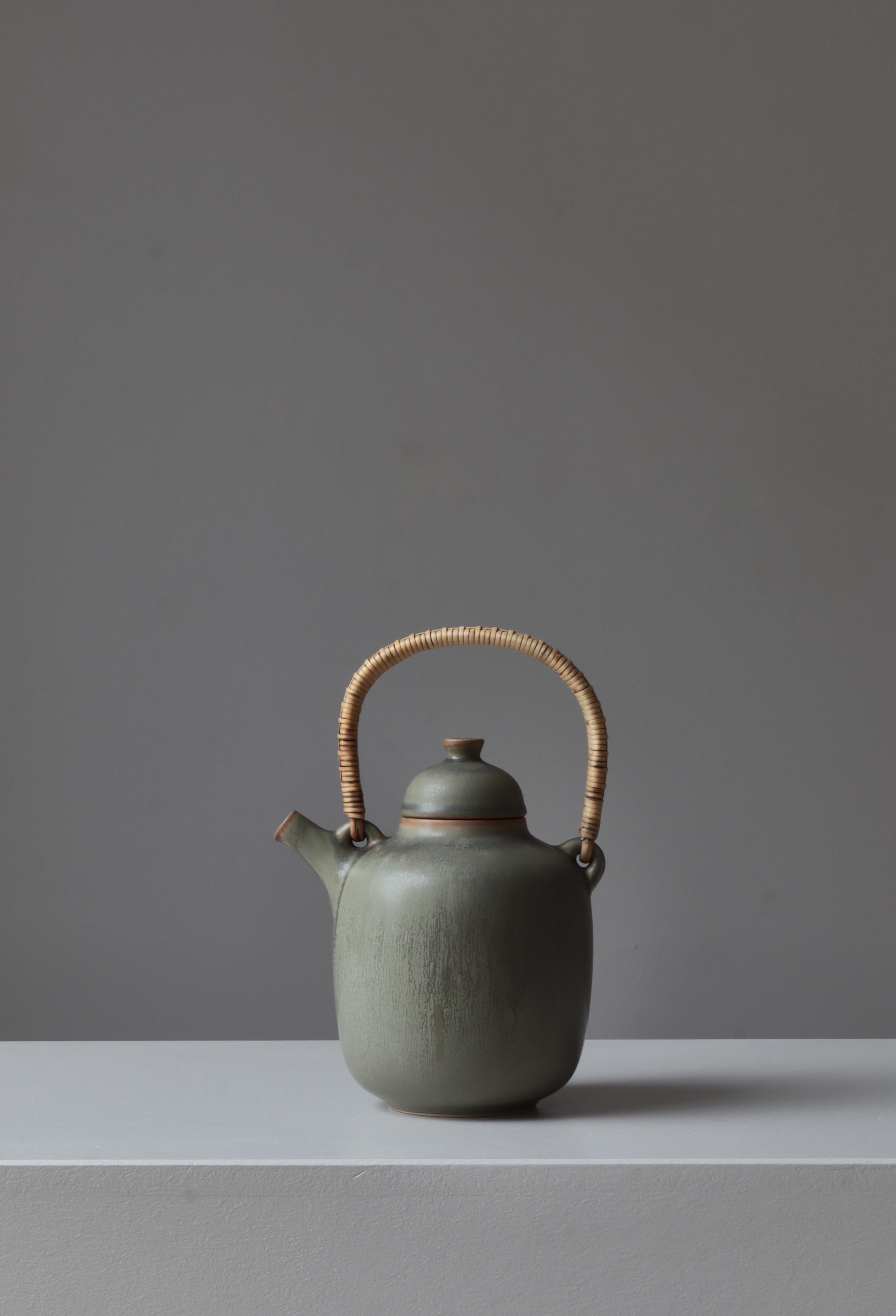 Seltene handgefertigte Steingut-Teekanne von Palshus Pottery aus den 1950er Jahren in Dänemark. Der Topf wurde von Frode Bahnsen entworfen und ist mit der berühmten HaresFur-Glasur der Werkstatt in hellgrünen Erdtönen glasiert. Perfekter Zustand.