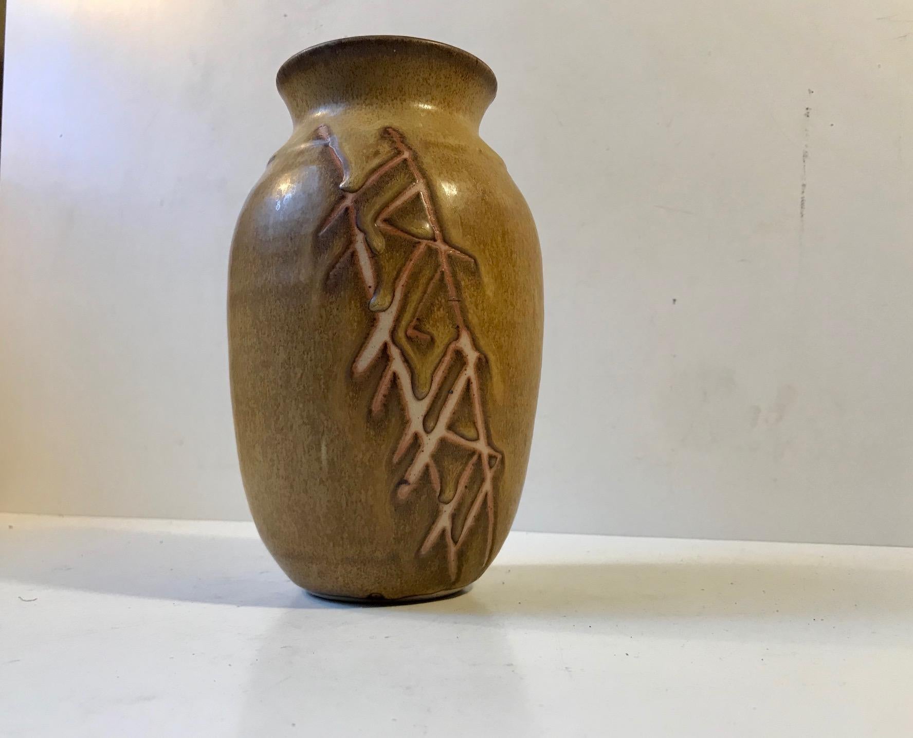 L'artista e ceramista danese Aino Grib si è formata alla Royal Academy of Arts di Copenhagen nel 1972. Questo vaso unico è un pezzo iniziale ed è stato creato nel suo Studio A di Birkerod poco dopo la sua laurea. Il vaso ha uno smalto color