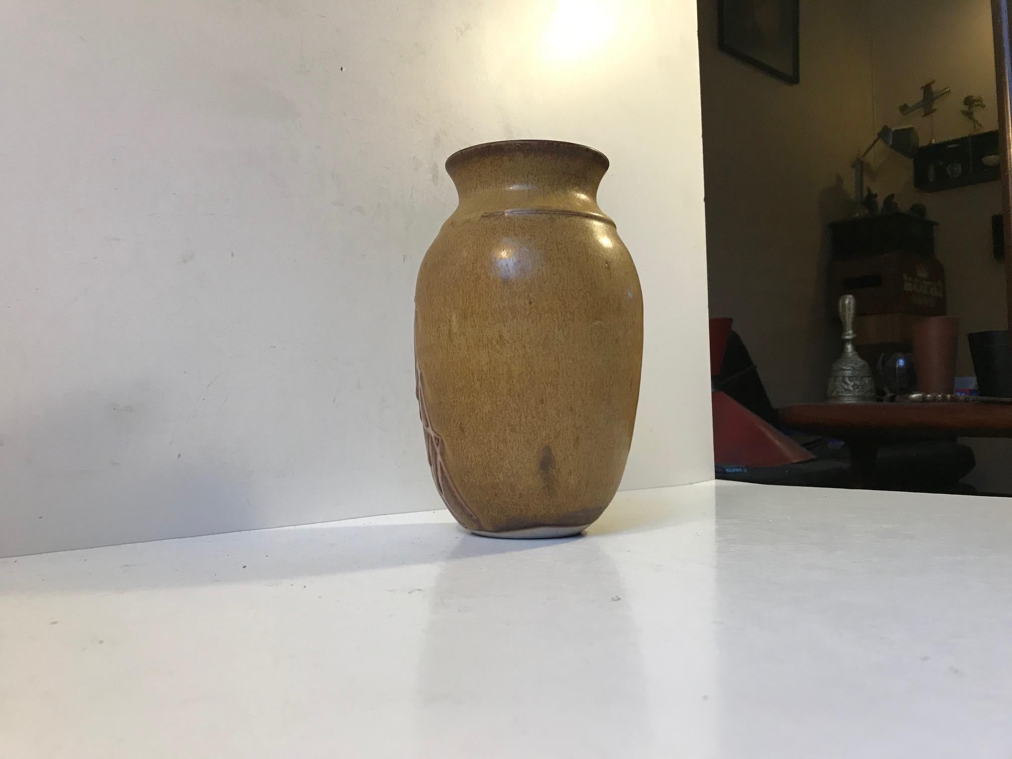 Danois Vase moderne danois en grès en glaçure Haresfur d'Aino Grib, 1970 en vente