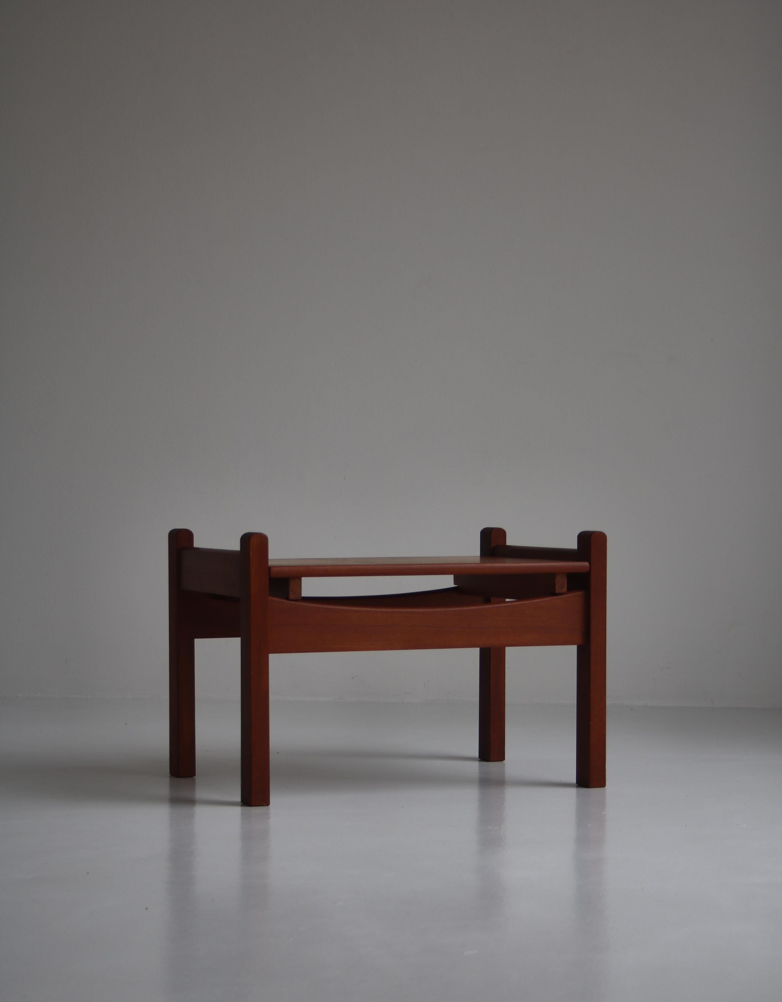 Tabouret/table d'appoint danois moderne en bois de teck et cuir noir, années 1960 en vente 5