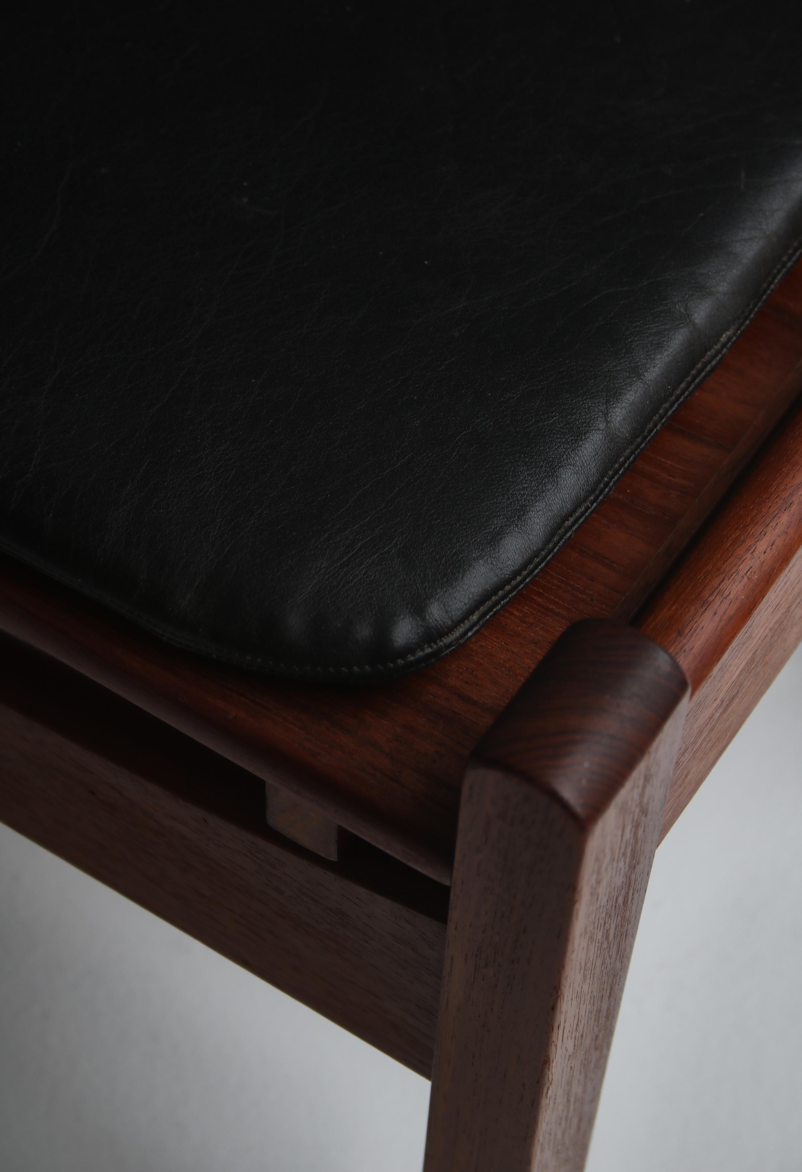 Tabouret/table d'appoint danois moderne en bois de teck et cuir noir, années 1960 en vente 9