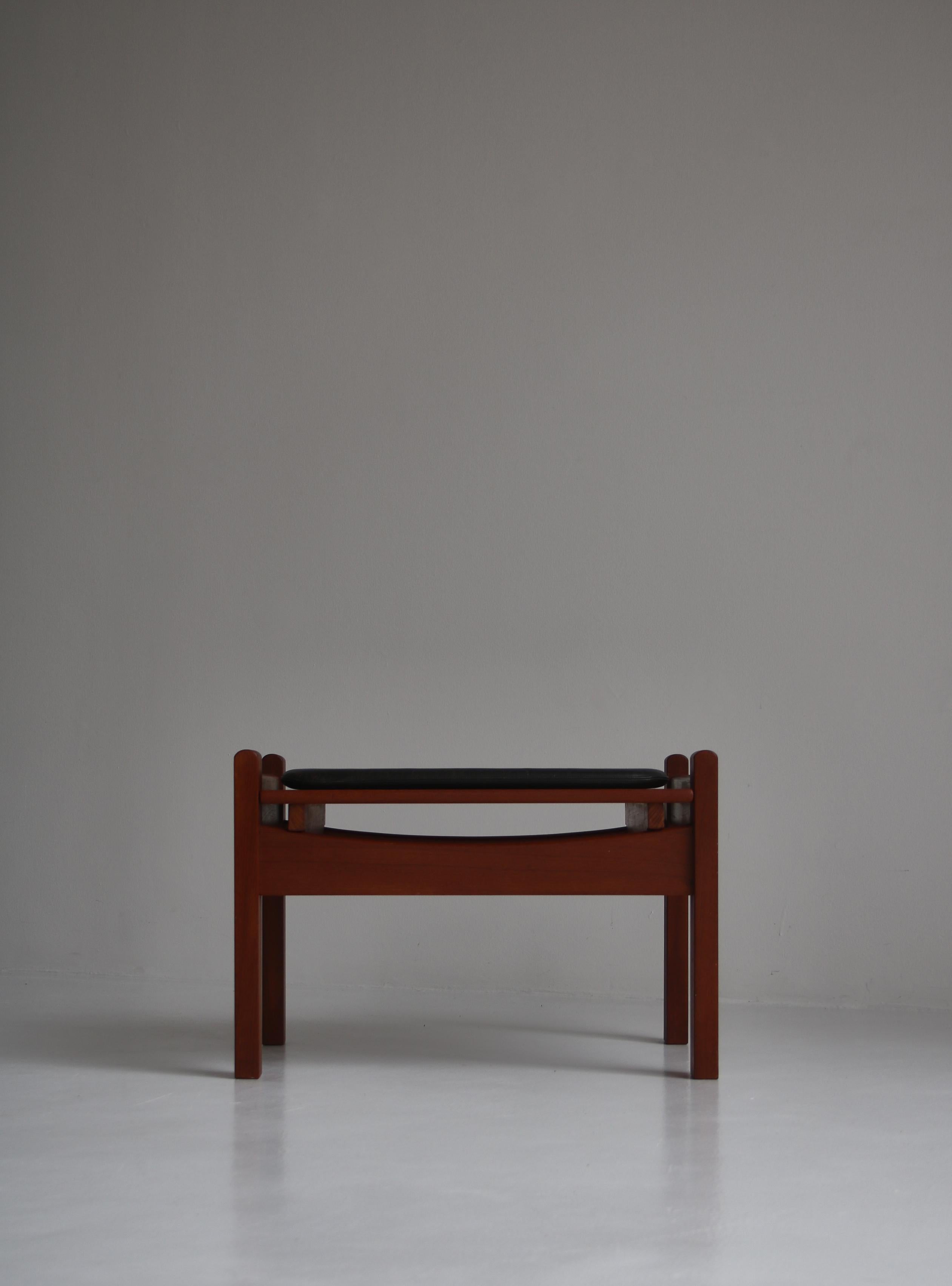 Scandinave moderne Tabouret/table d'appoint danois moderne en bois de teck et cuir noir, années 1960 en vente