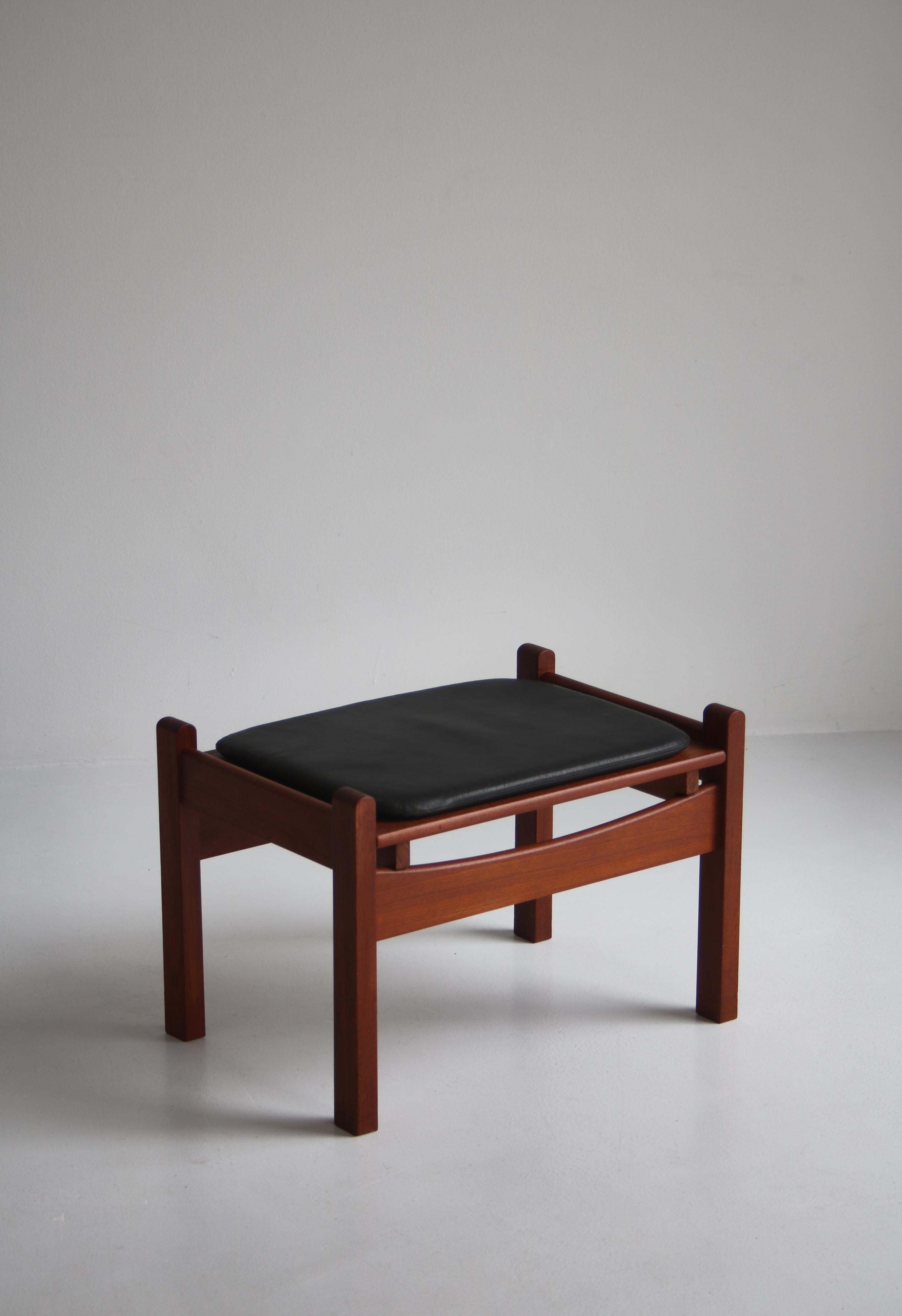 Danois Tabouret/table d'appoint danois moderne en bois de teck et cuir noir, années 1960 en vente