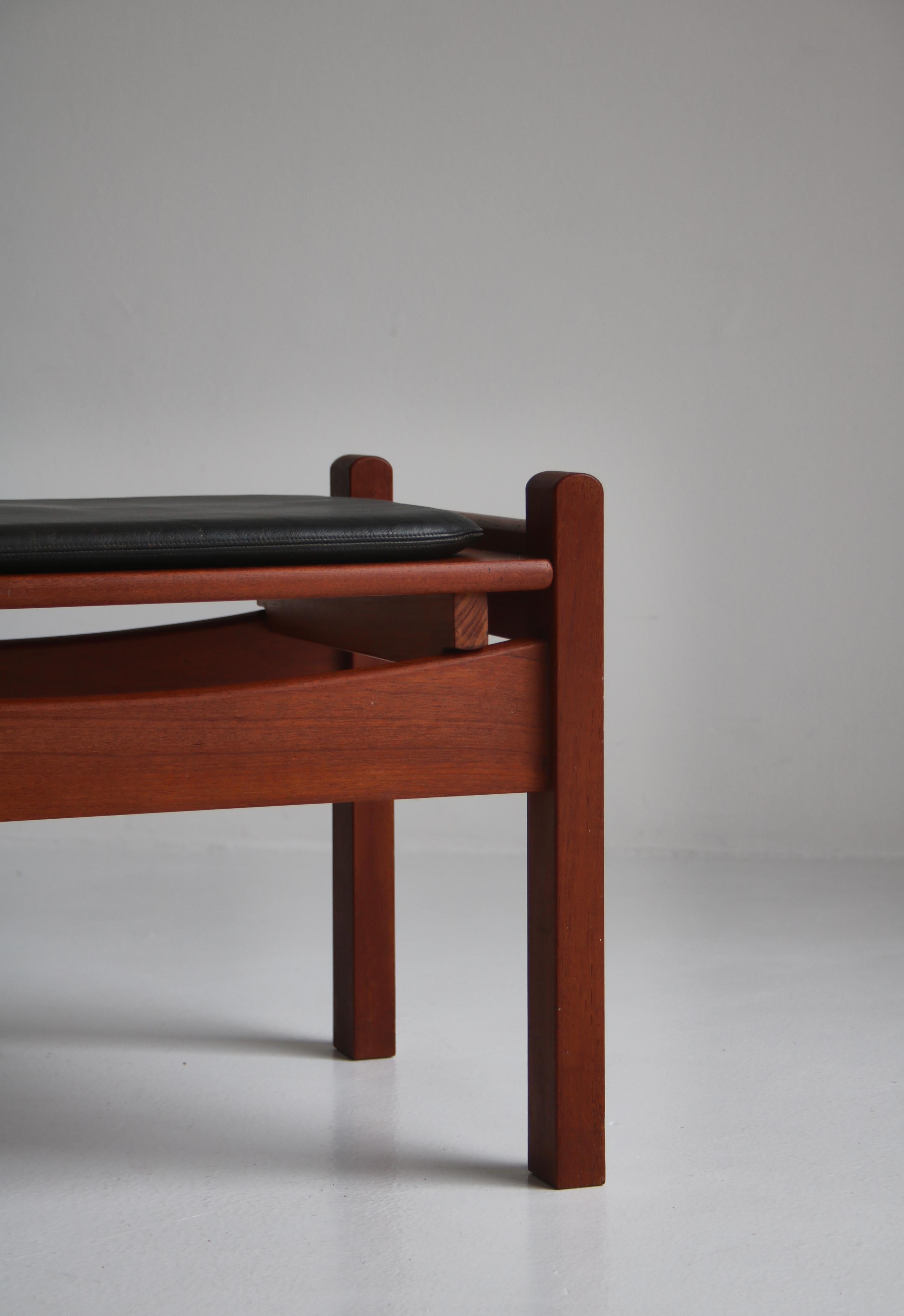 Cuir Tabouret/table d'appoint danois moderne en bois de teck et cuir noir, années 1960 en vente