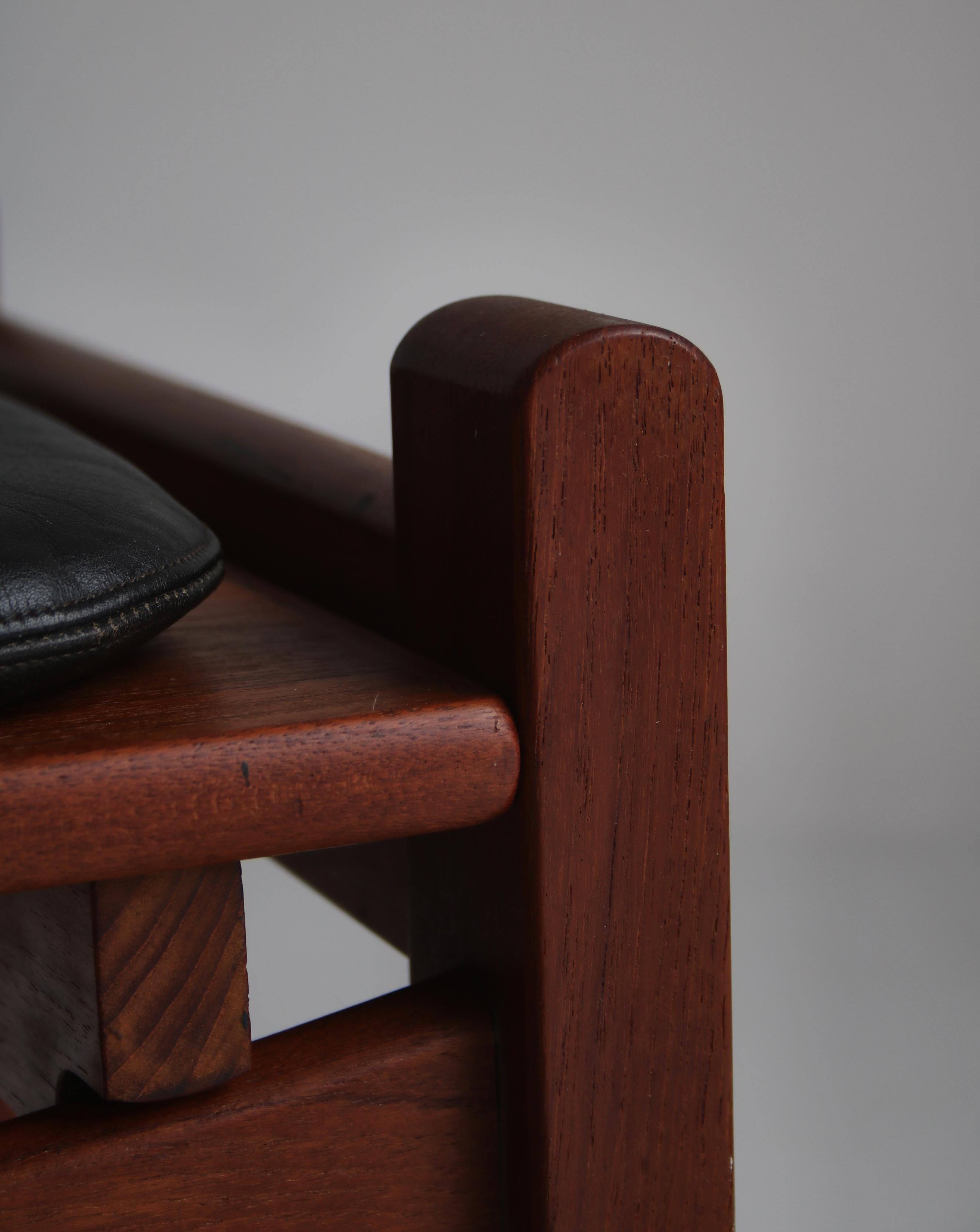 Danish Modern Stool / Sidetable in Teakwood and Black Leather, 1960s For Sale 3