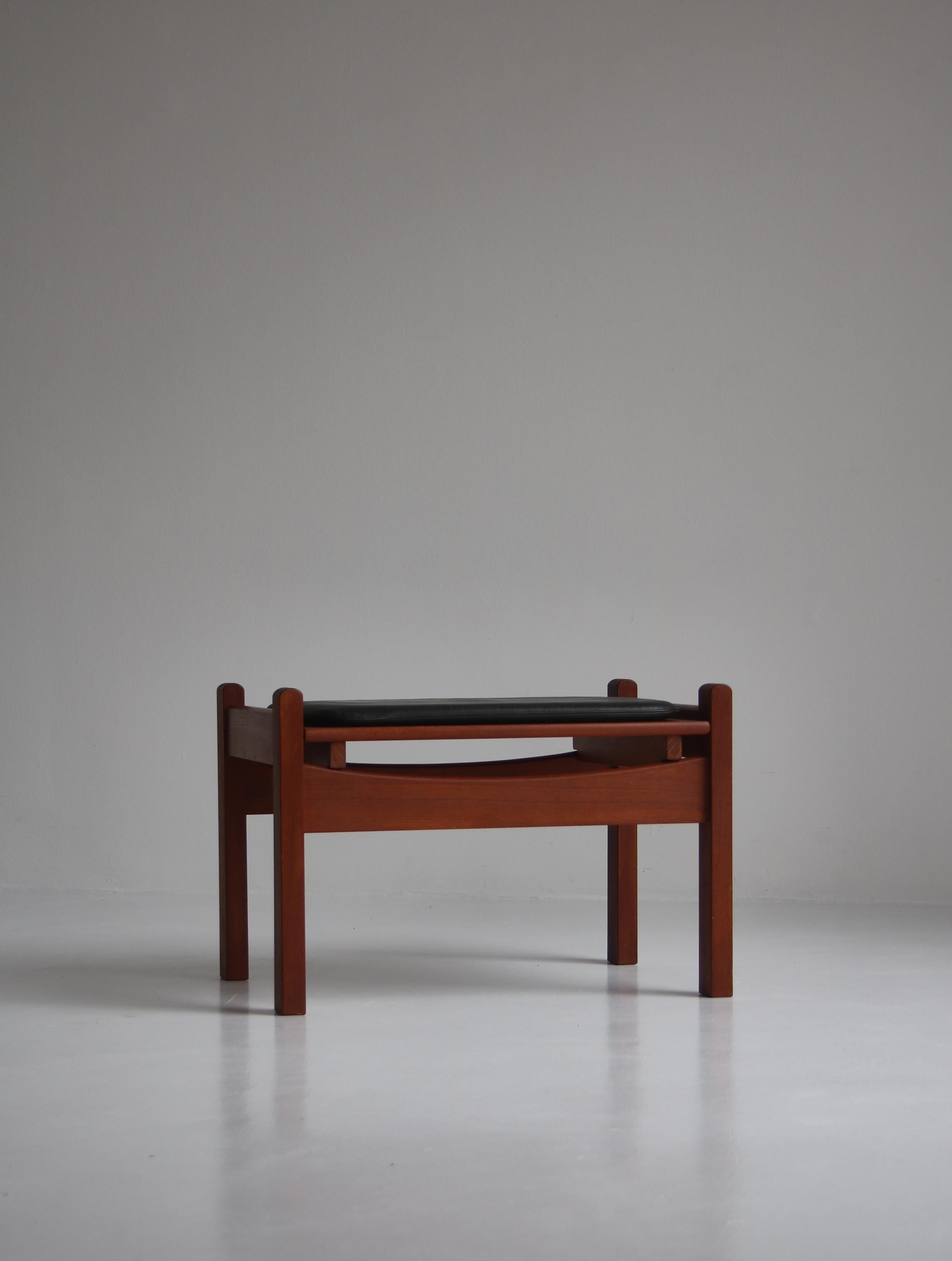 Tabouret/table d'appoint danois moderne en bois de teck et cuir noir, années 1960 en vente 2