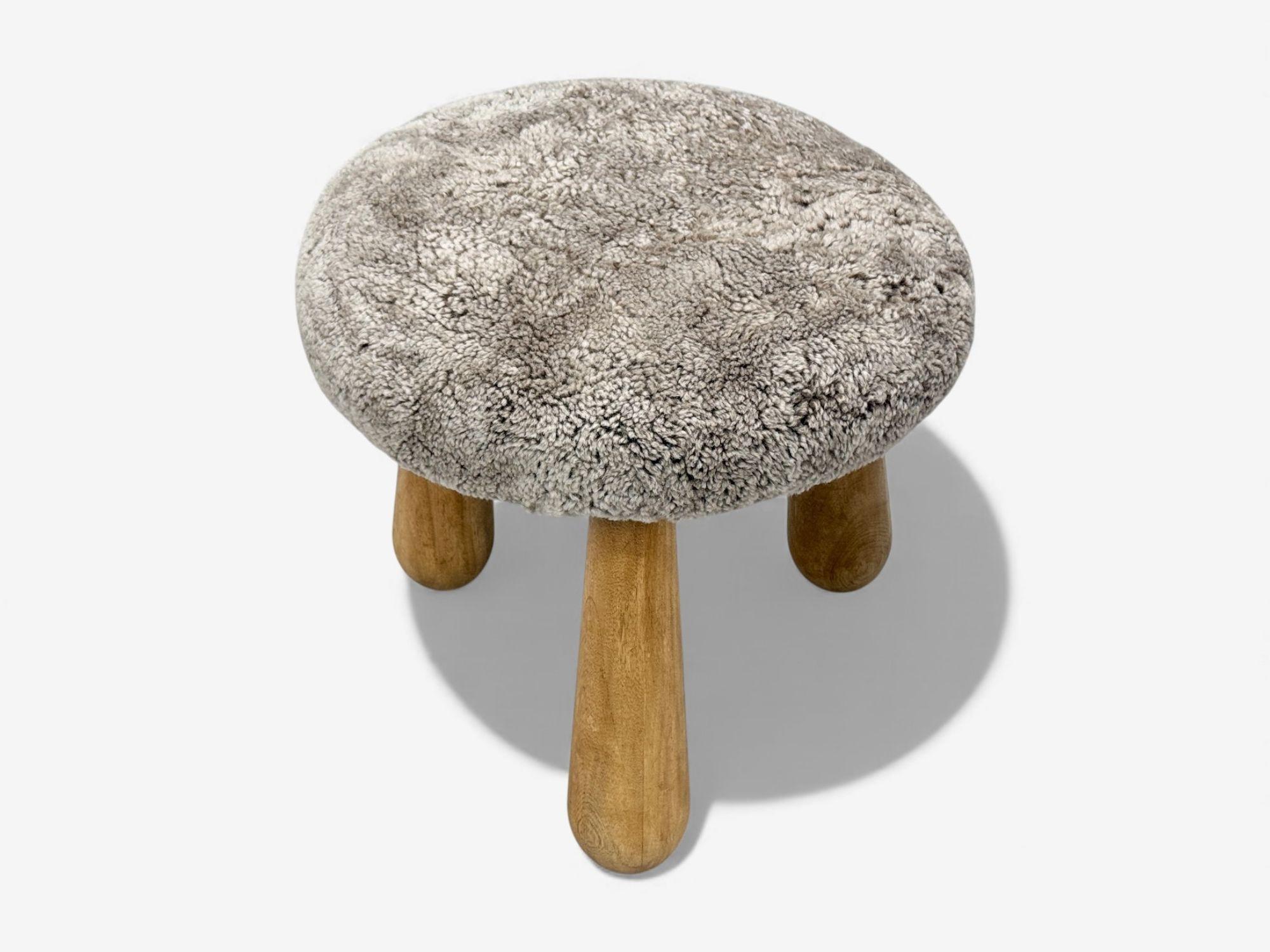 Danish Modern Style, Gray Sheepskin, Maple, Shearling Footstools, 21st c. Bon état - En vente à Manhasset, NY