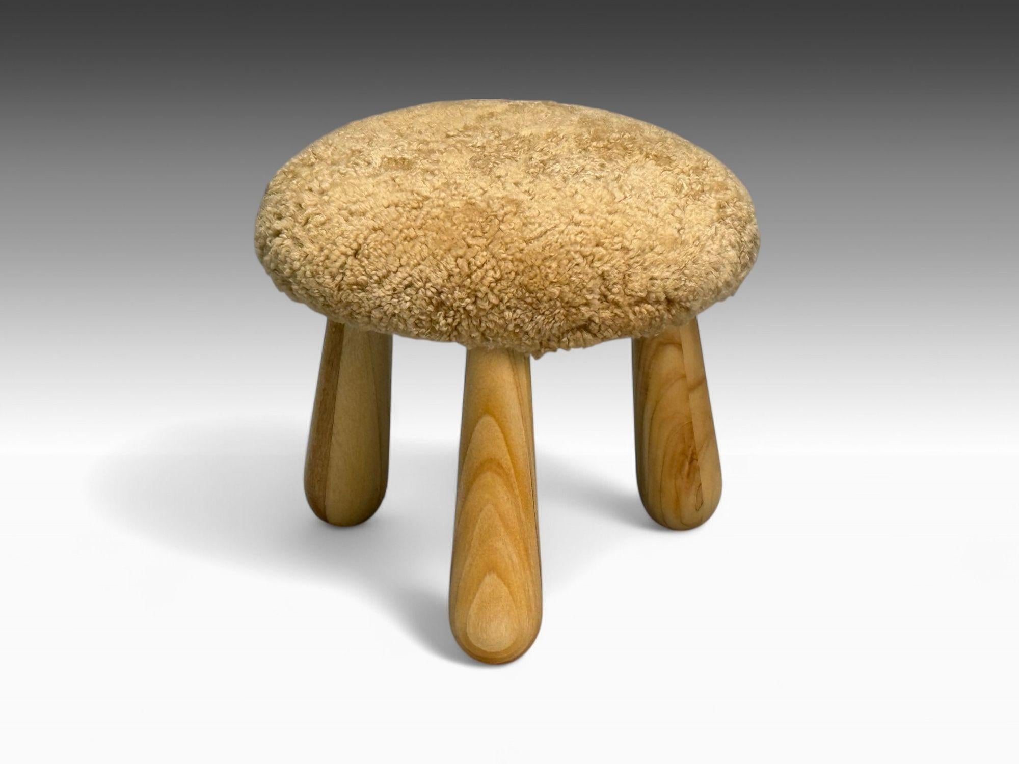 Tabourets de style moderne danois, en peau de mouton miel, érable et peau de mouton, C.C.

Paire de poufs tripodes ou ottomans de style moderne danois. Chaque exemplaire est unique, conçu et produit ici, aux États-Unis. Pieds en érable teinté à la