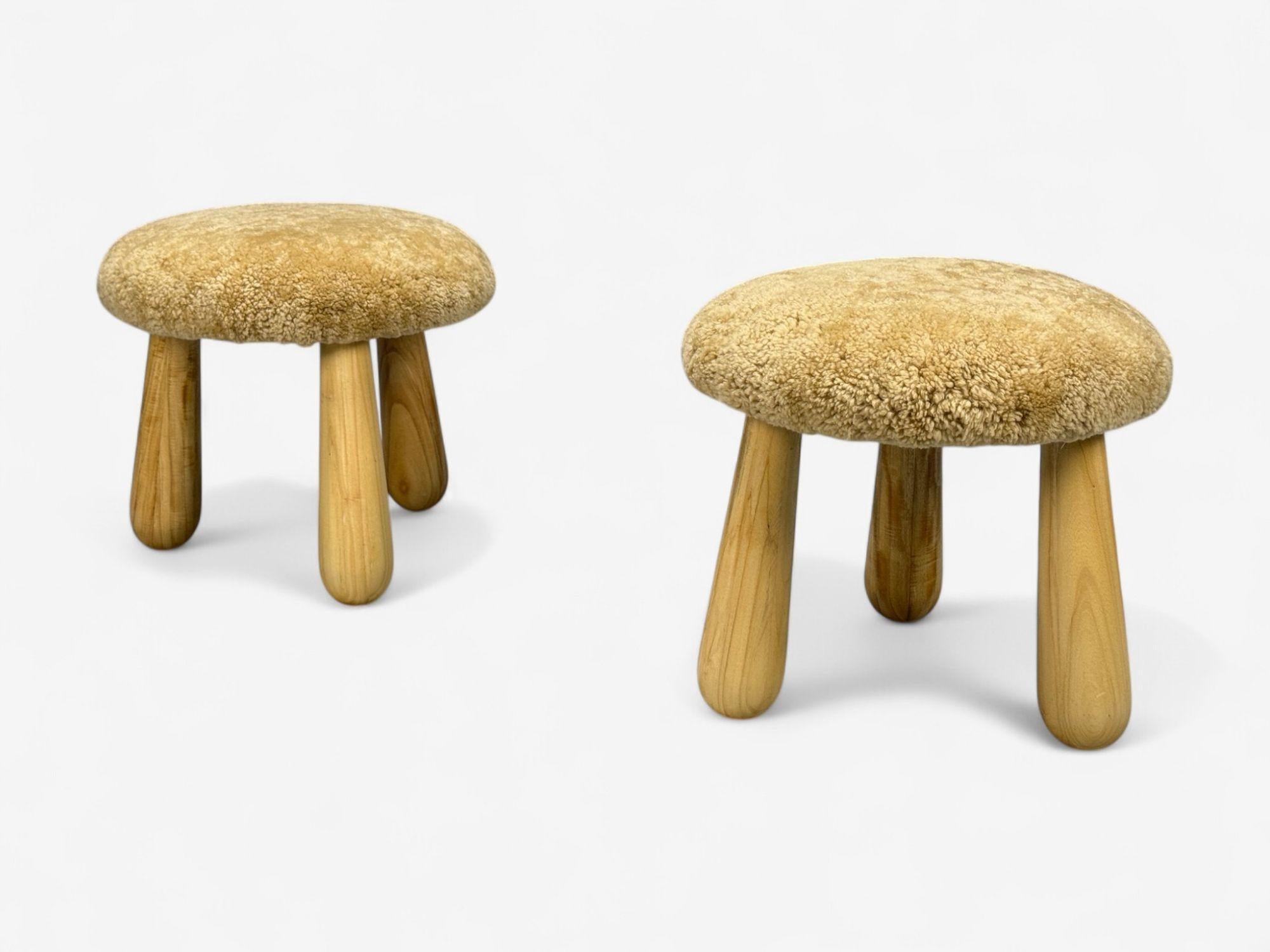 Reposapiés de piel de oveja, arce y piel de oveja de estilo moderno danés, EE.UU., s. XXI

Un par de pufs trípode únicos, hechos a mano e inspirados en el diseño moderno nórdico y sueco. Cada pieza tiene patas de arce teñidas a mano con proporciones