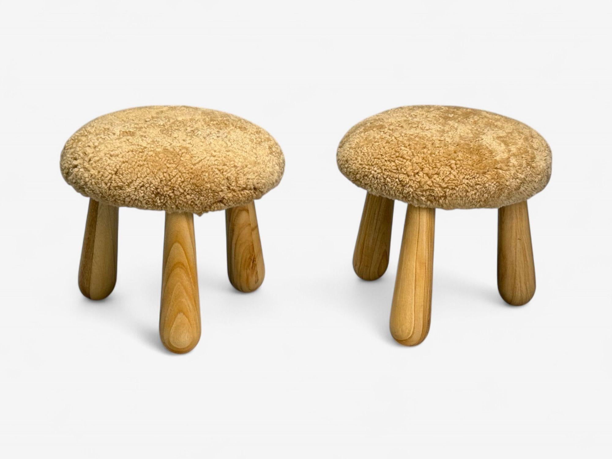 Mid-Century Modern Tabourets de style moderne danois, en peau de mouton miel, érable et peau de mouton, C.C. en vente