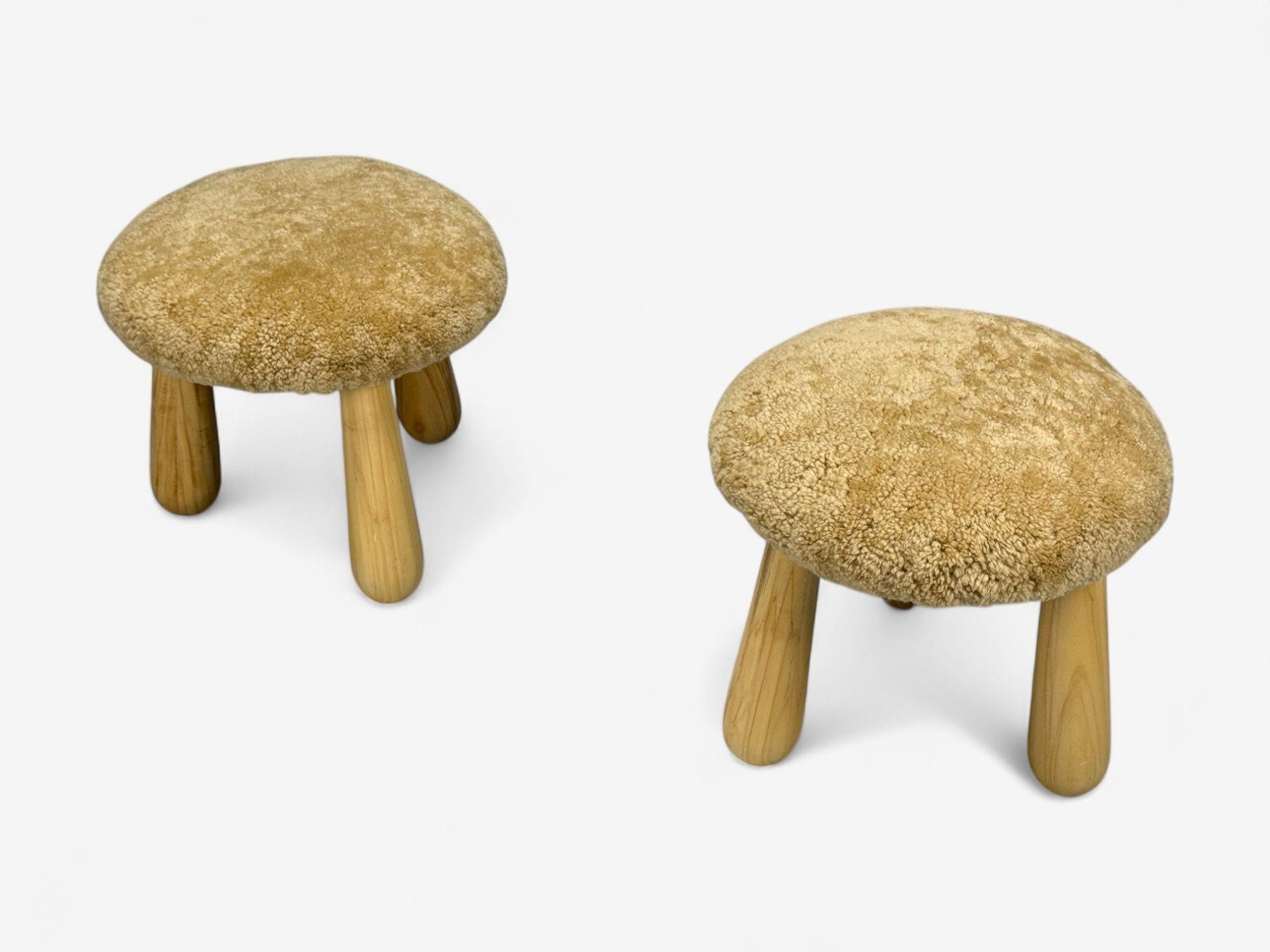 Reposapiés de estilo moderno danés, piel de oveja miel, arce y piel de oveja, S. XXI Moderno de mediados de siglo en venta