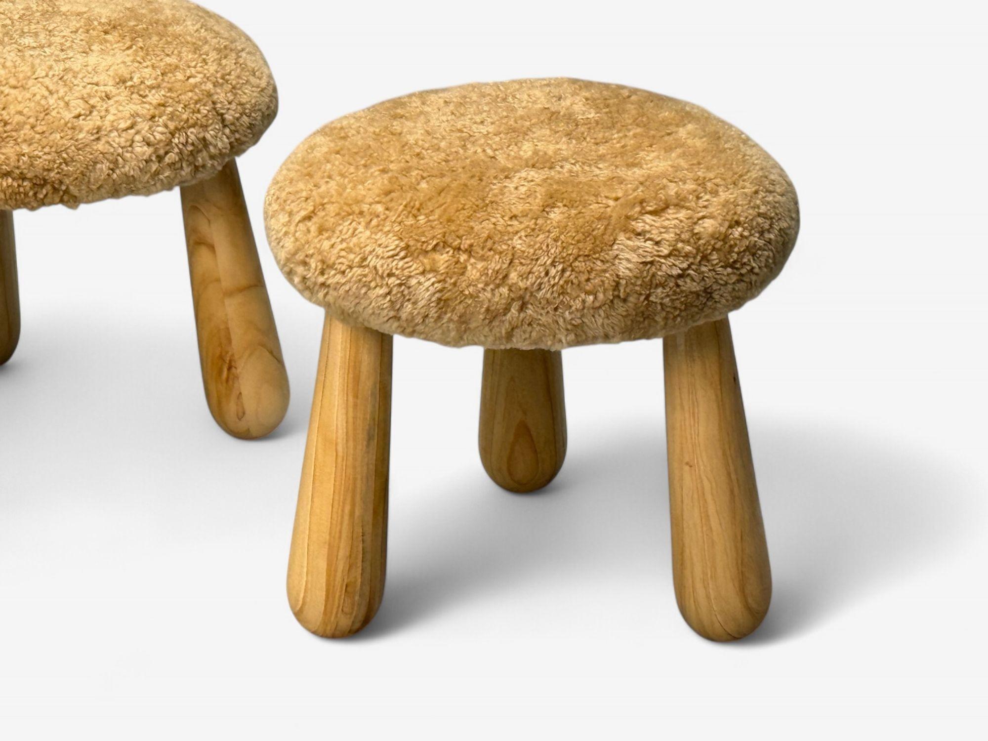 Tabourets de style moderne danois, en peau de mouton miel, érable et peau de mouton, C.C. Bon état - En vente à Manhasset, NY