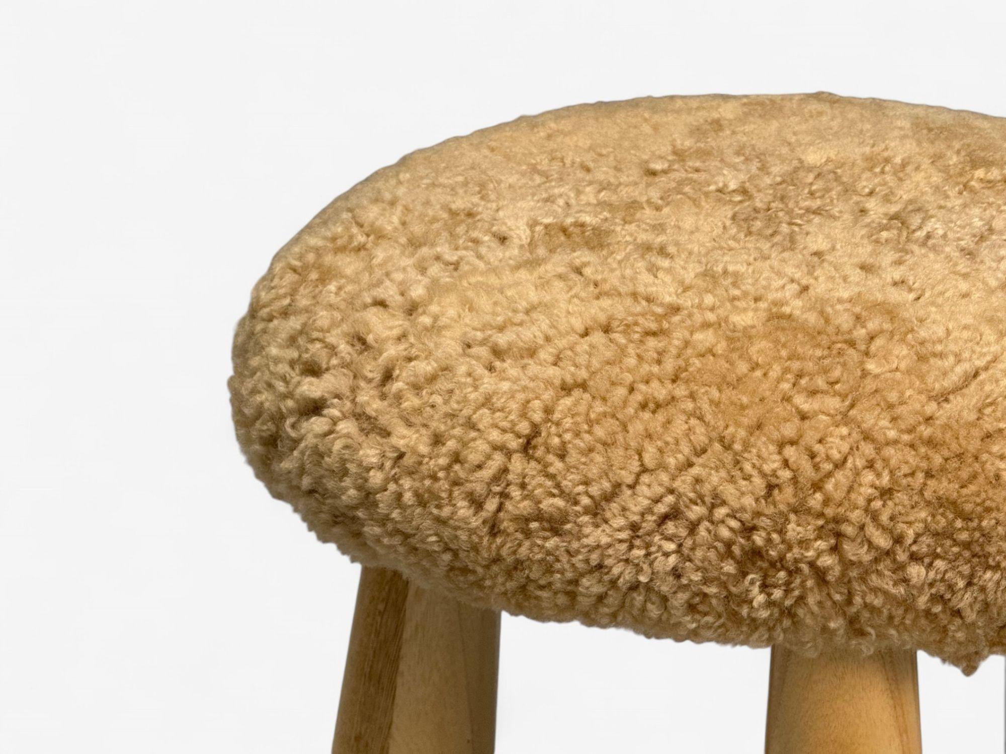 XXIe siècle et contemporain Tabourets de style moderne danois, en peau de mouton miel, érable et peau de mouton, C.C. en vente