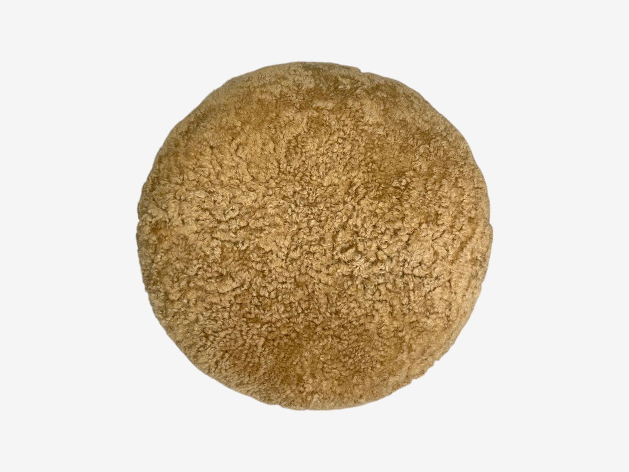 Tabourets de style moderne danois, en peau de mouton miel, érable et peau de mouton, C.C. en vente 1