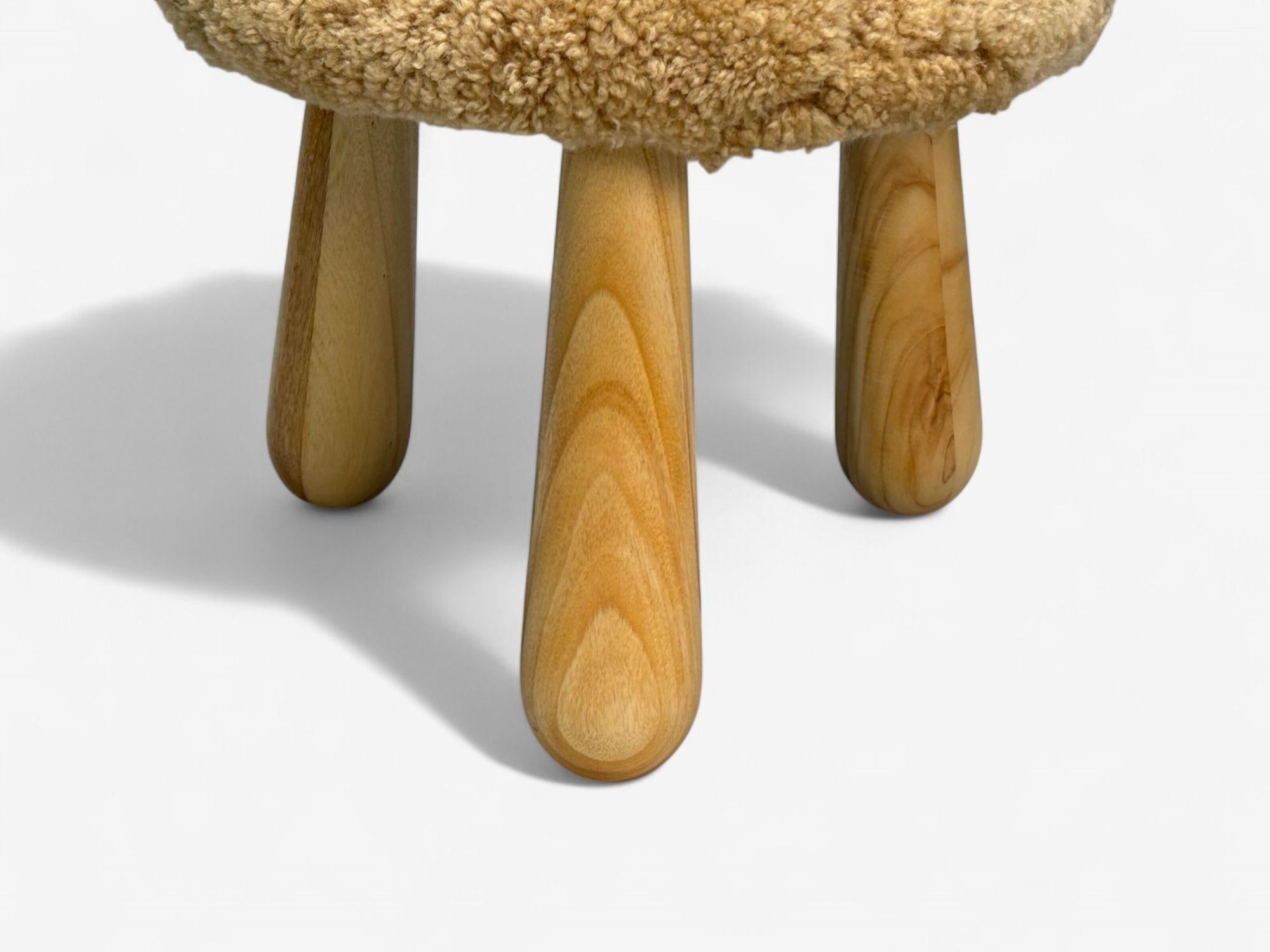 Tabourets de style moderne danois, en peau de mouton miel, érable et peau de mouton, C.C. en vente 3
