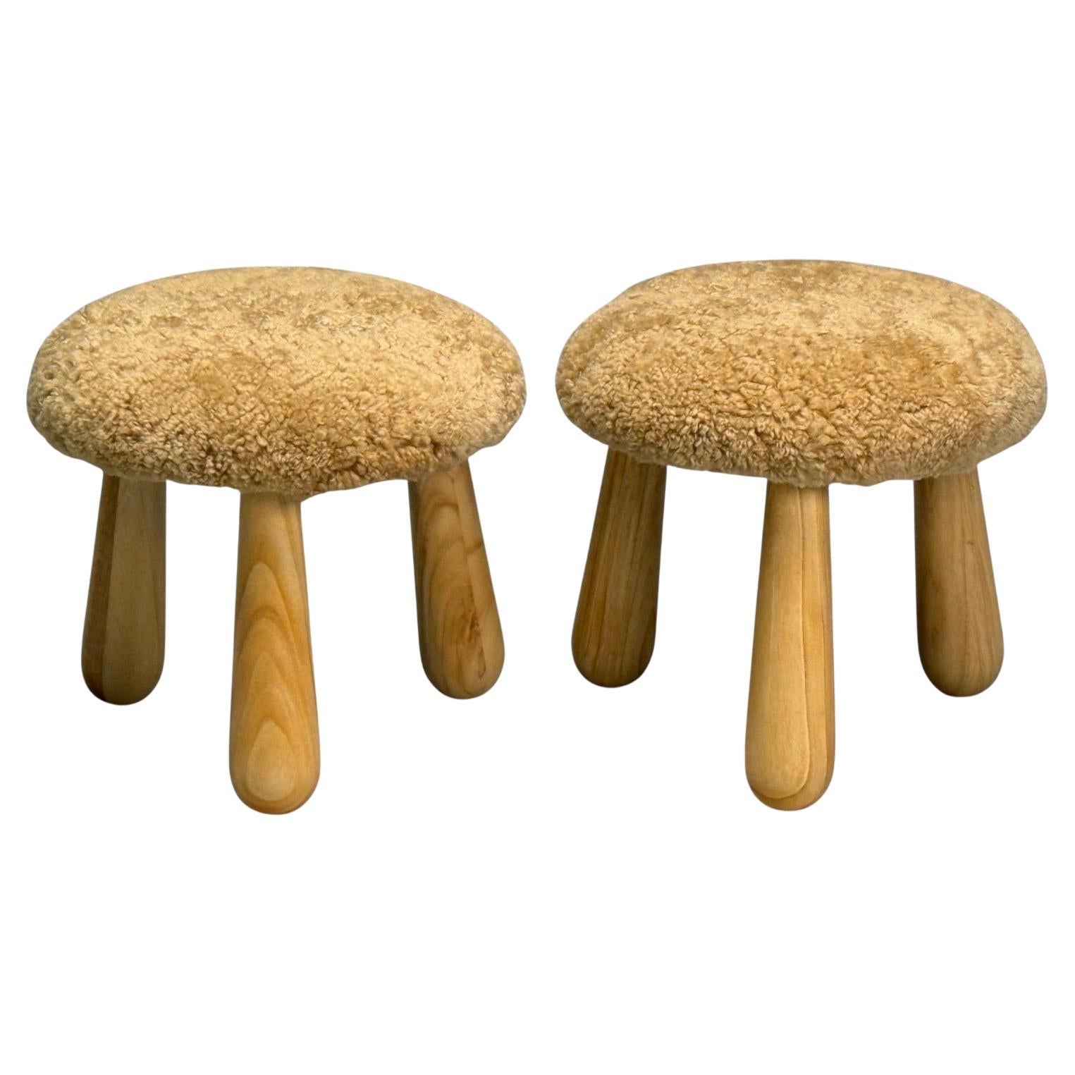 Tabourets de style moderne danois, en peau de mouton miel, érable et peau de mouton, C.C. en vente