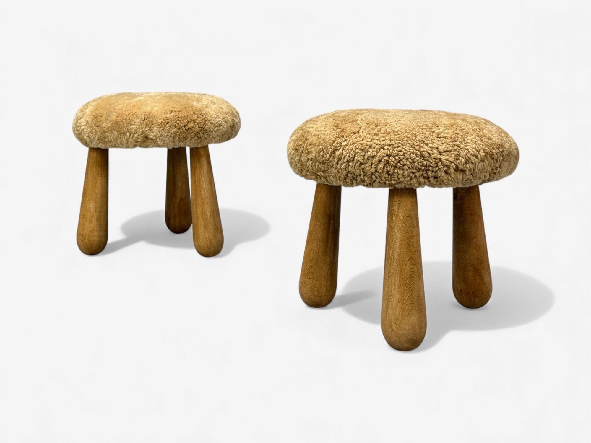 Mid-Century Modern Tabourets de style moderne danois, en peau de mouton miel, érable et peau de mouton, A.I.C., 21e s. en vente
