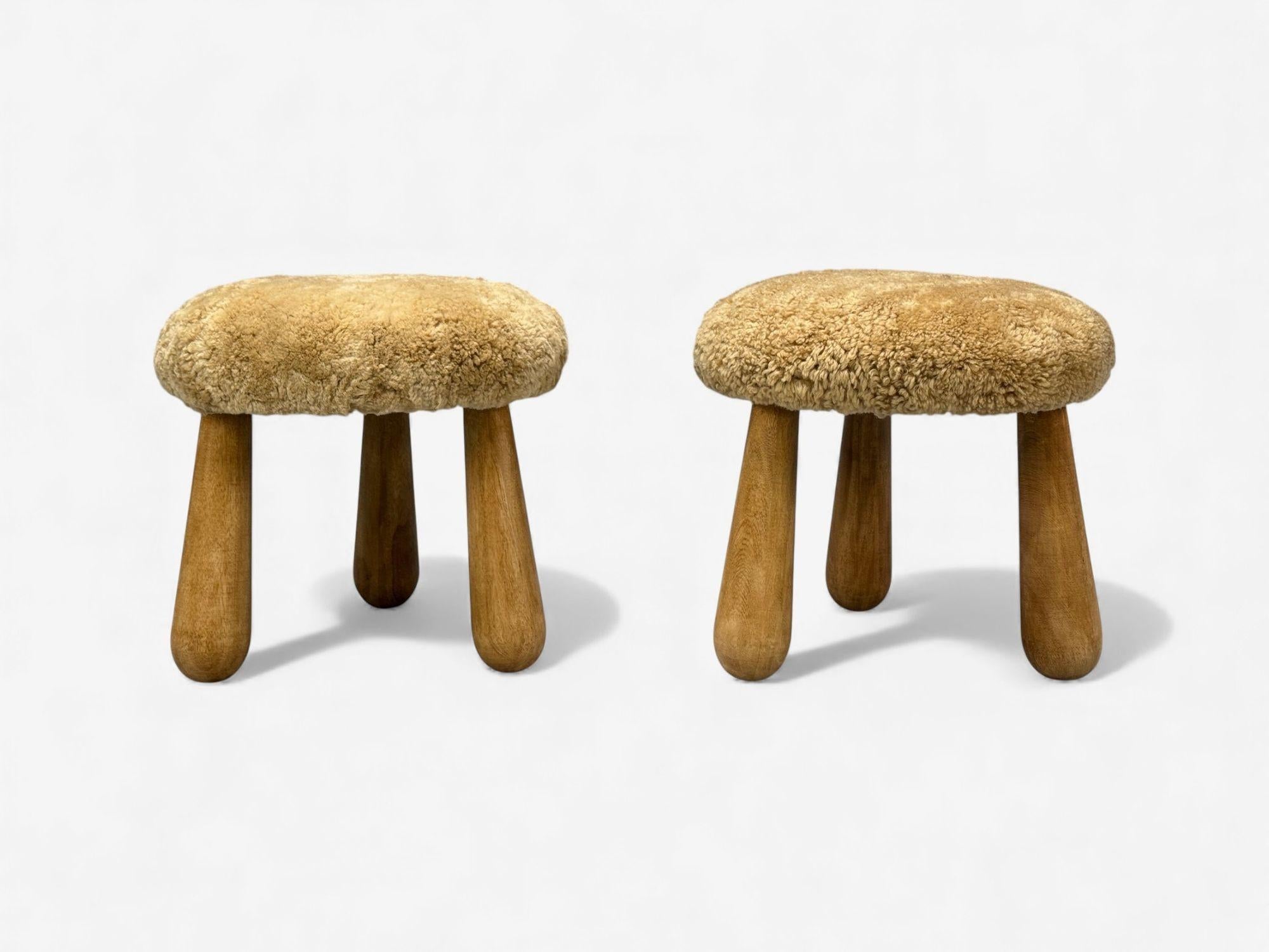 Tabourets de style moderne danois, en peau de mouton miel, érable et peau de mouton, A.I.C., 21e s. Bon état - En vente à Manhasset, NY