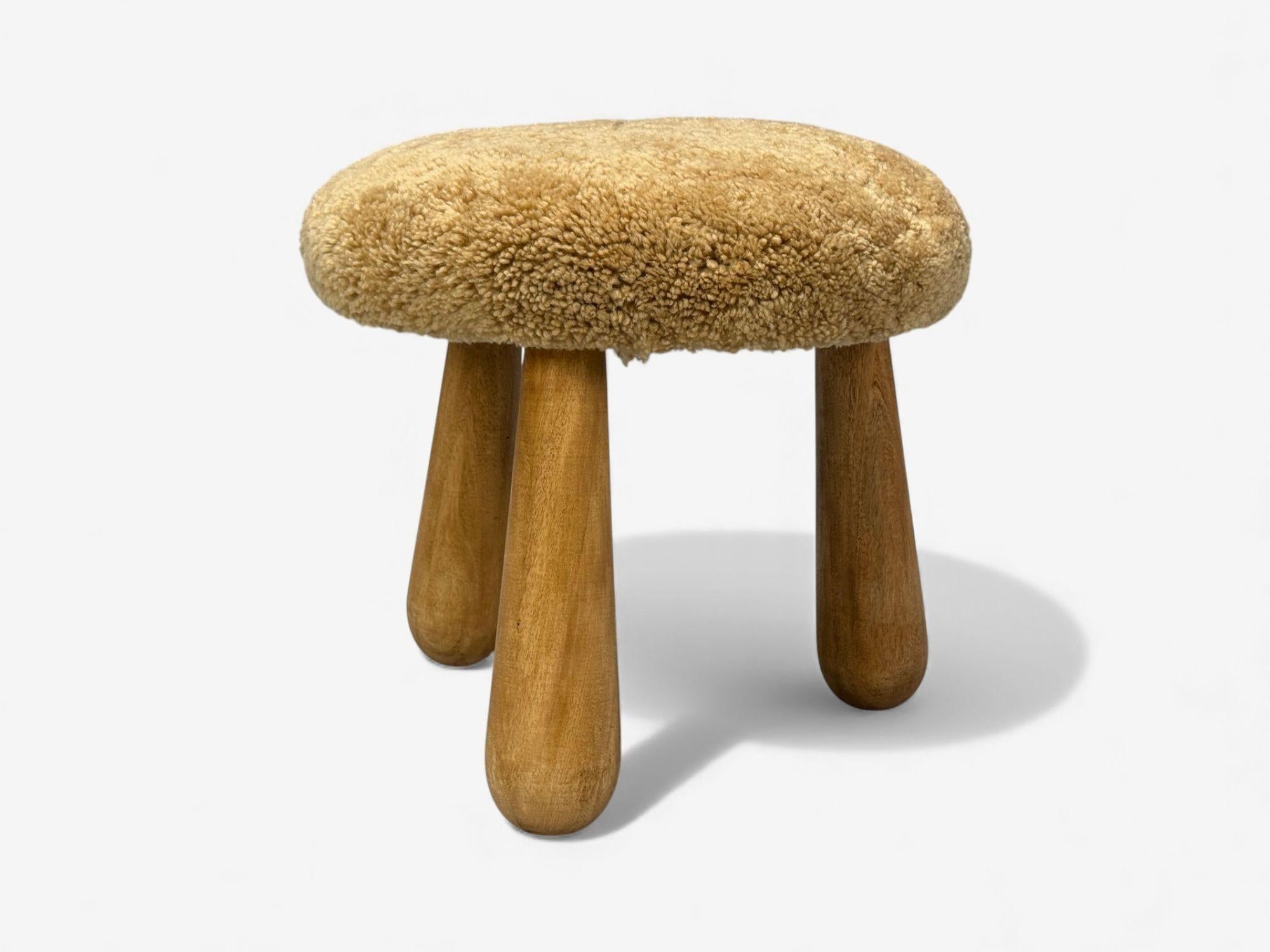 Tabourets de style moderne danois, en peau de mouton miel, érable et peau de mouton, A.I.C., 21e s. en vente 2
