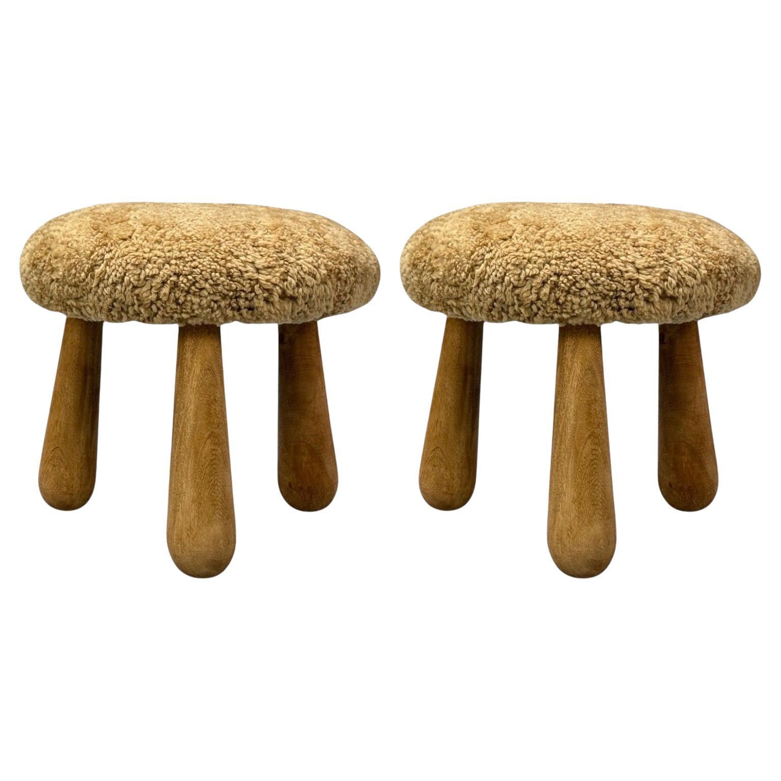 Tabourets de style moderne danois, en peau de mouton miel, érable et peau de mouton, A.I.C., 21e s. en vente