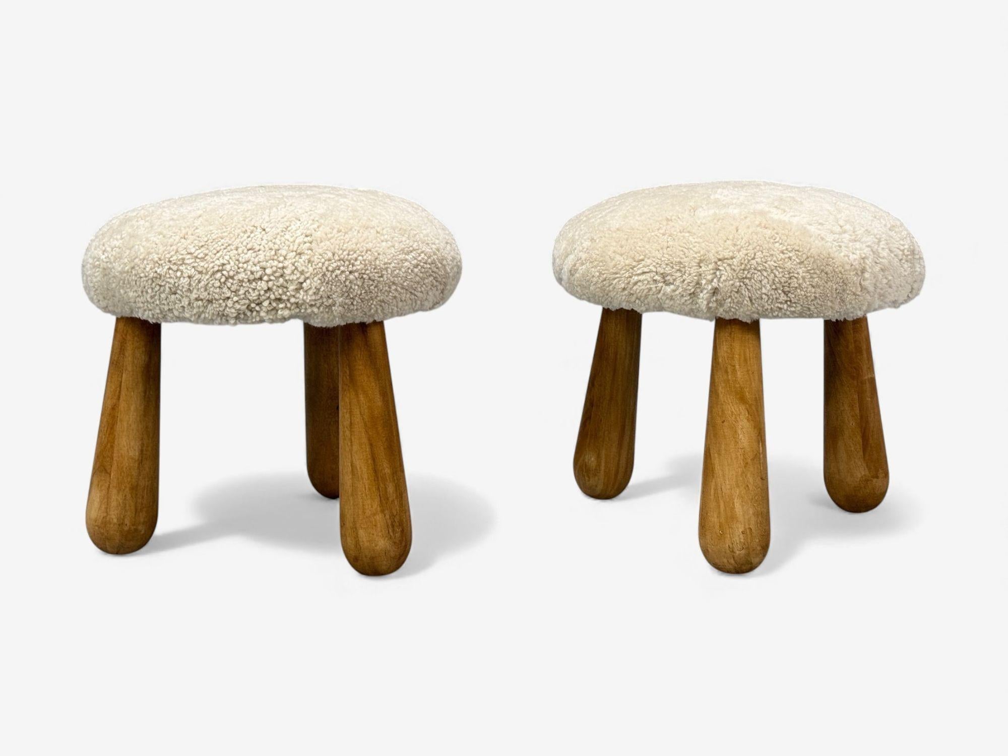 Mid-Century Modern Danish Modern Style, Sheepskin Stools, Beige Shearling, Maple, USA, 21st c. en vente
