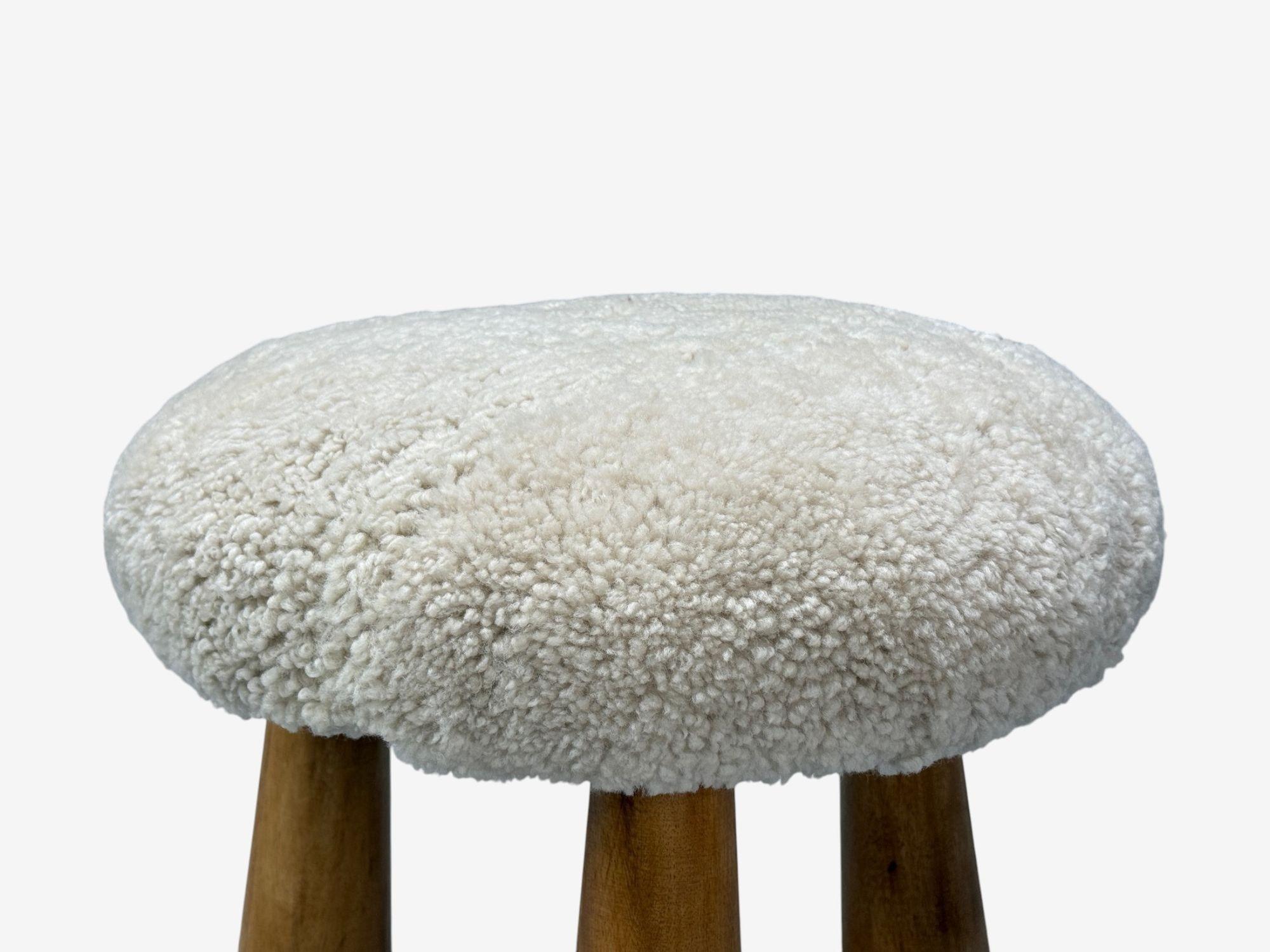 Américain Danish Modern Style, Sheepskin Stools, Beige Shearling, Maple, USA, 21st c. en vente