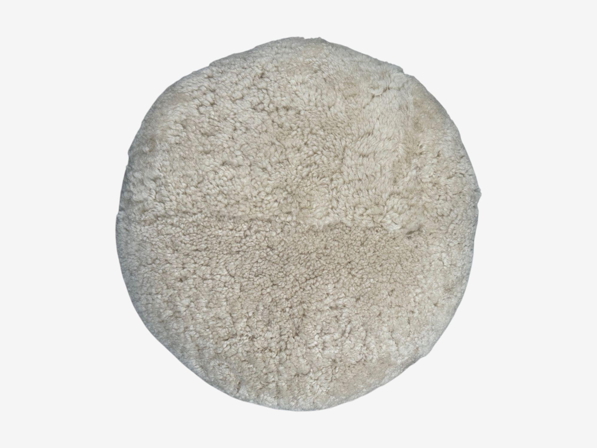 Danish Modern Style, Sheepskin Stools, Beige Shearling, Maple, USA, 21st c. Bon état - En vente à Manhasset, NY