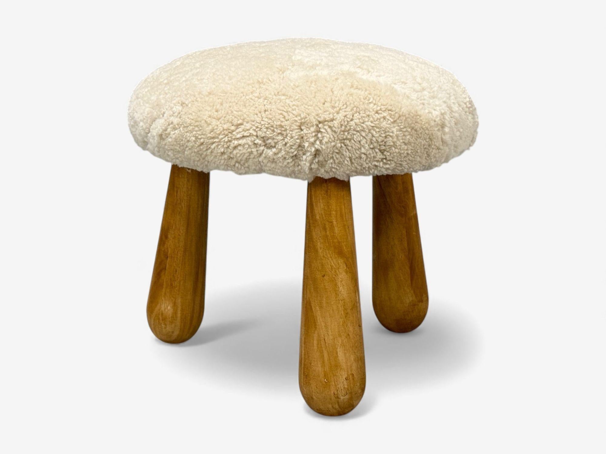 XXIe siècle et contemporain Danish Modern Style, Sheepskin Stools, Beige Shearling, Maple, USA, 21st c. en vente