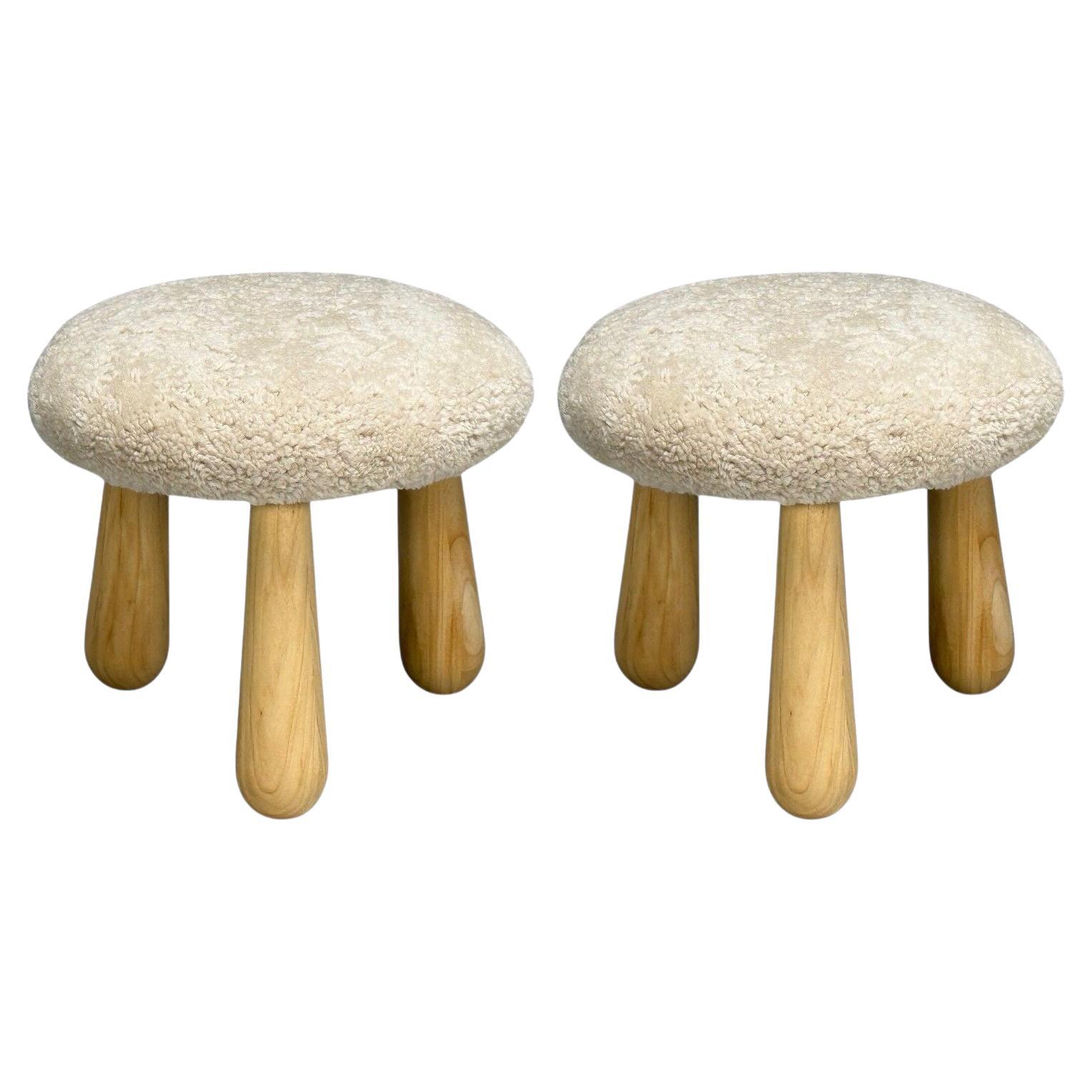 Tabourets en peau de mouton, beige, érable, style moderne danois, A.I.C., 21e s.