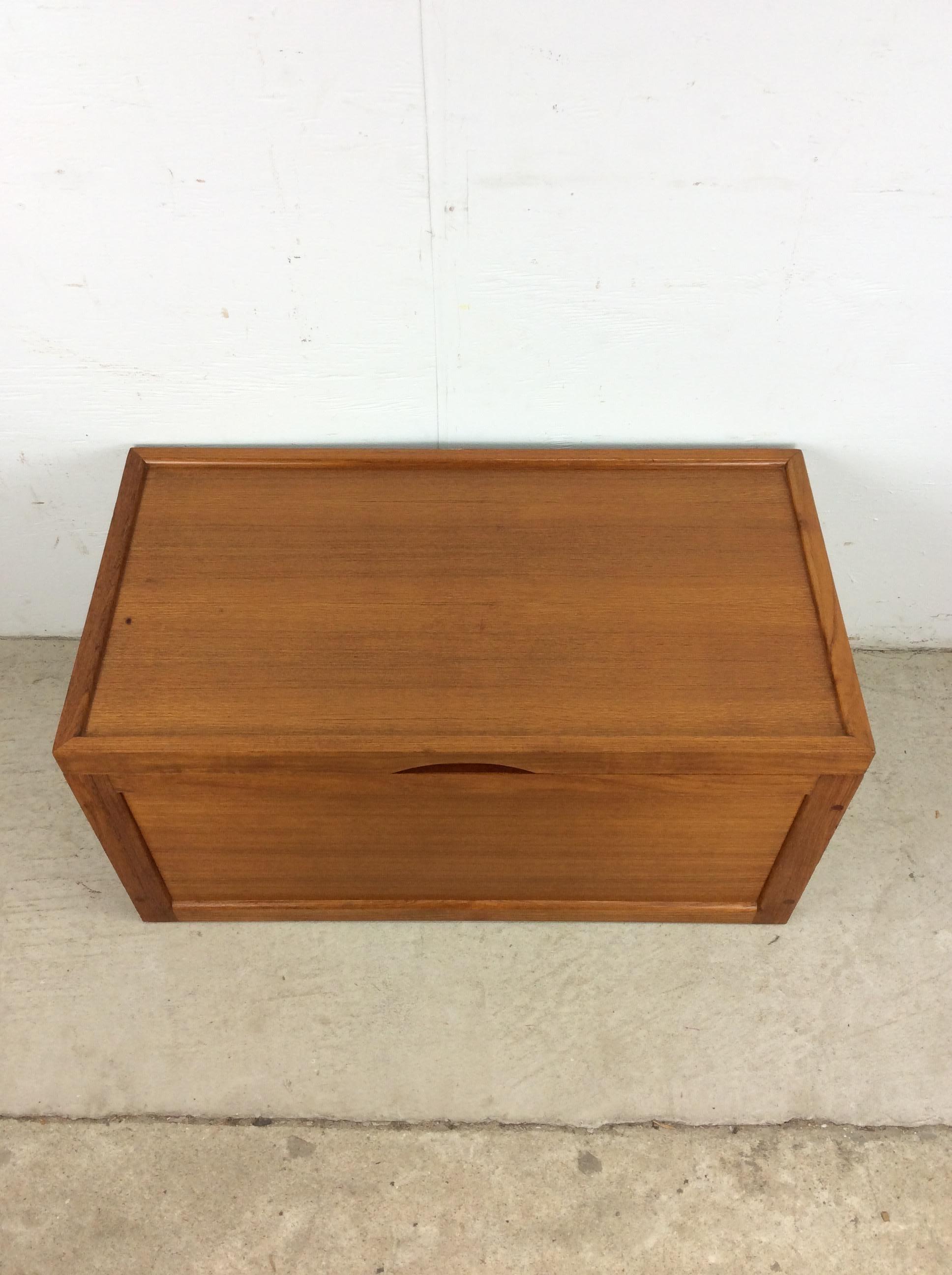 Dänische Modern Style Teak Decke Truhe (Skandinavische Moderne) im Angebot