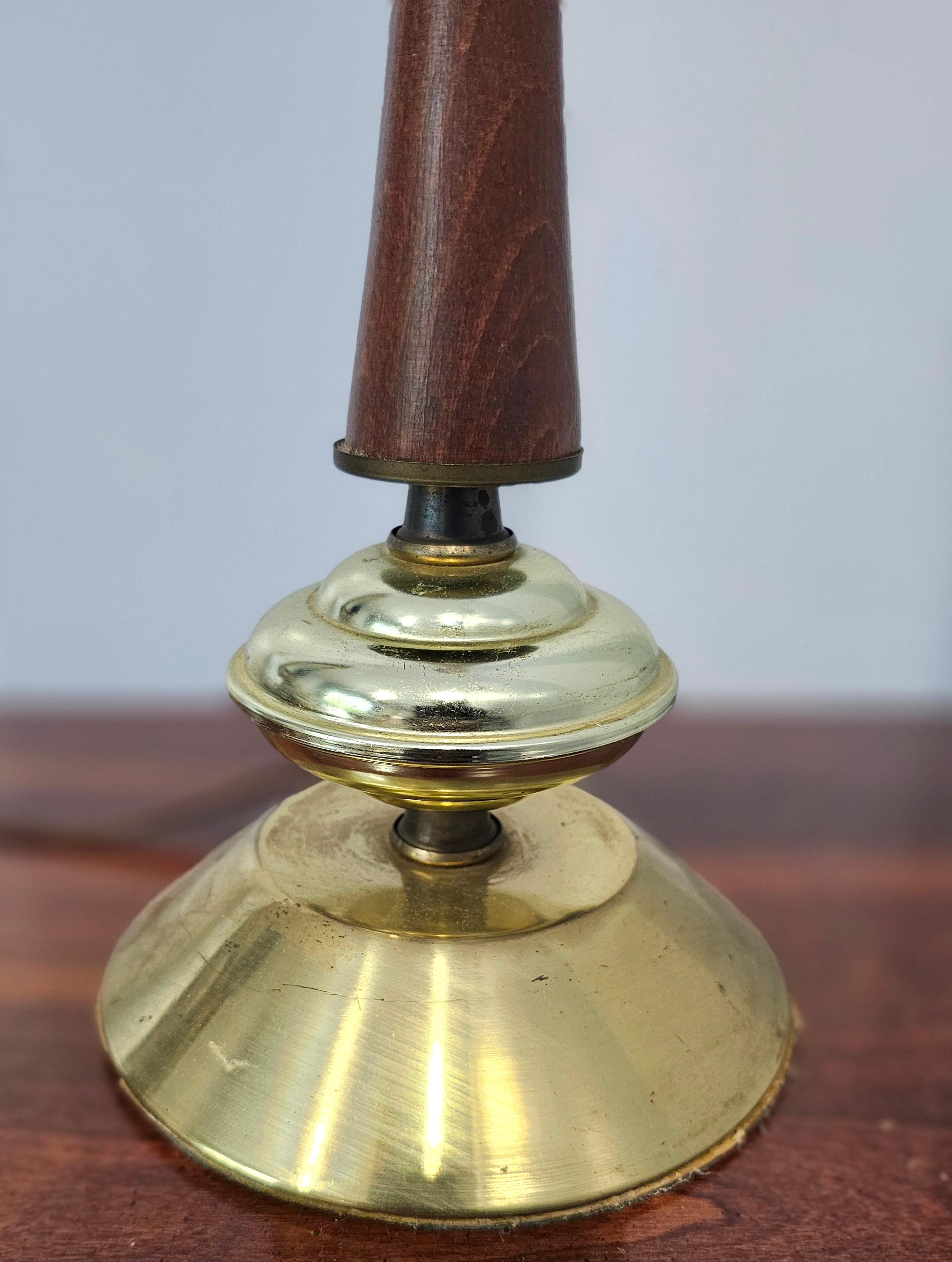 Lámpara de mesa de nogal y latón imitación bambú de estilo moderno danés Moderno de mediados de siglo en venta