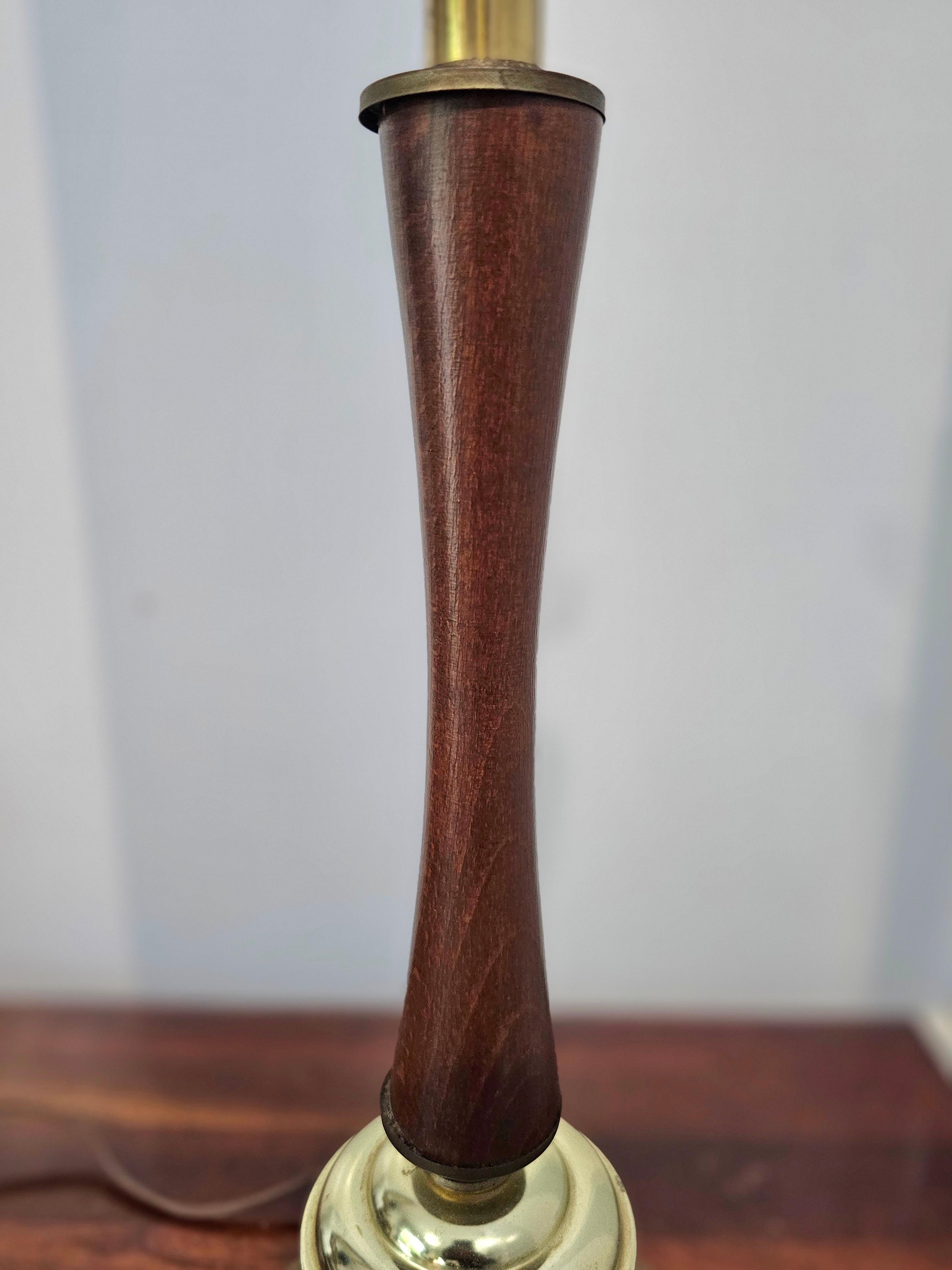 Lámpara de mesa de nogal y latón imitación bambú de estilo moderno danés Estadounidense en venta