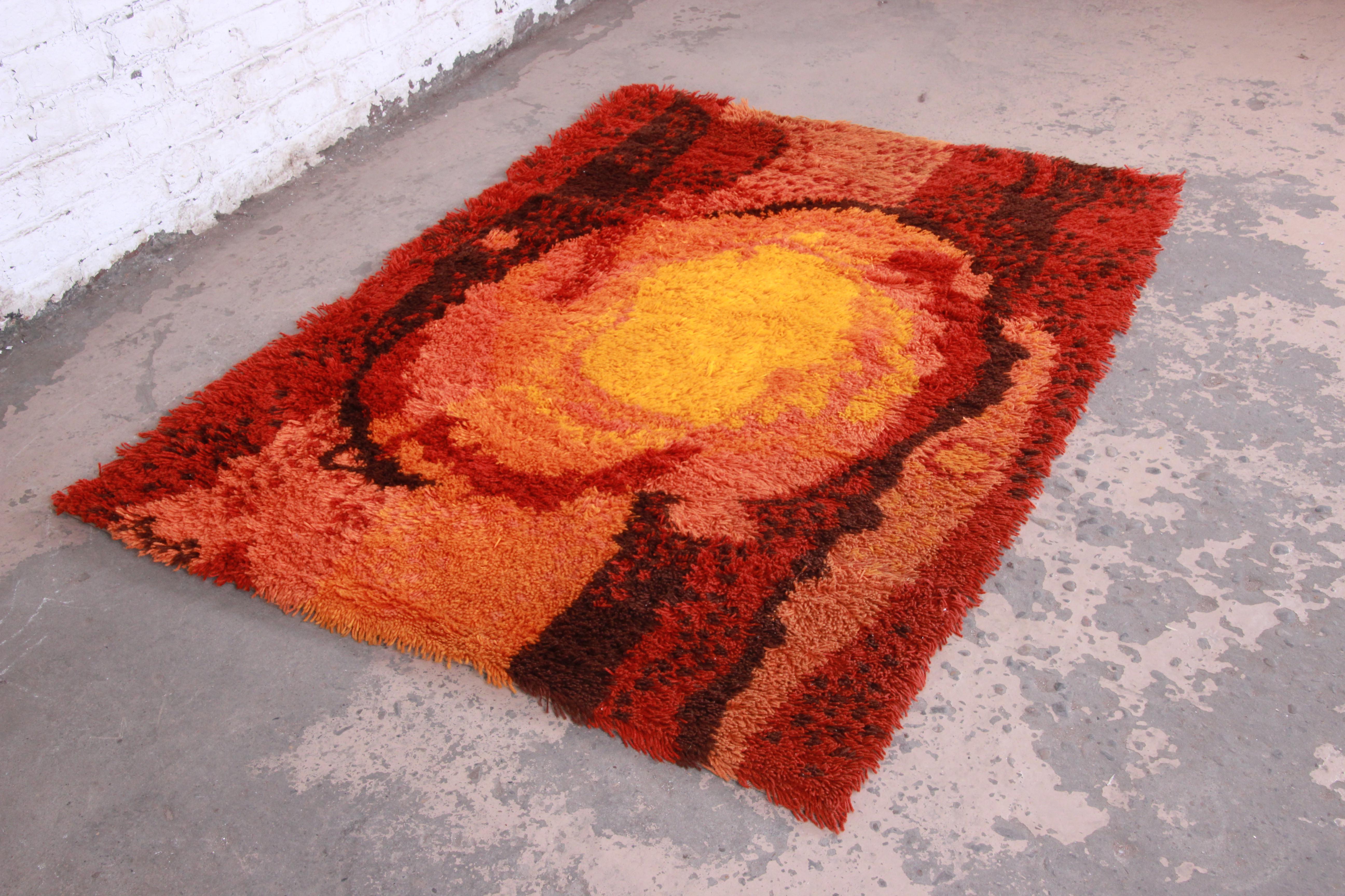 A very nice Danish modern sunburst Rya wool shag rug. The rugs has a nice thick wool pile with bright vibrant colors. The rug is in great vintage condition and retains a thick pile throughout.