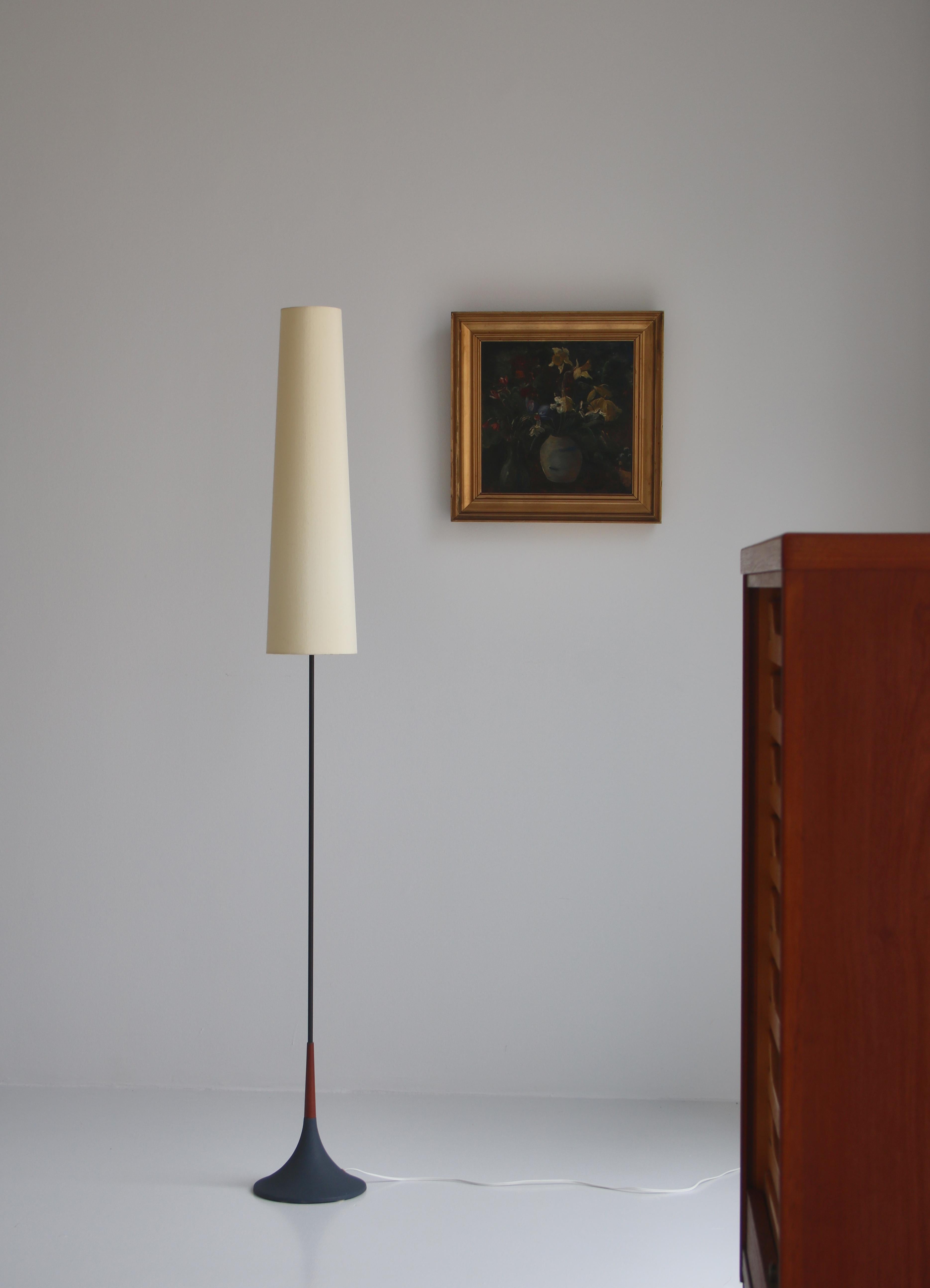Floor lamp from the 1960s in conical shape. Design by Svend Aage Holm Sørensen and made at his own workshop. Original white linen shade in amazing condition. The base and stem is made from cast iron and teakwood.