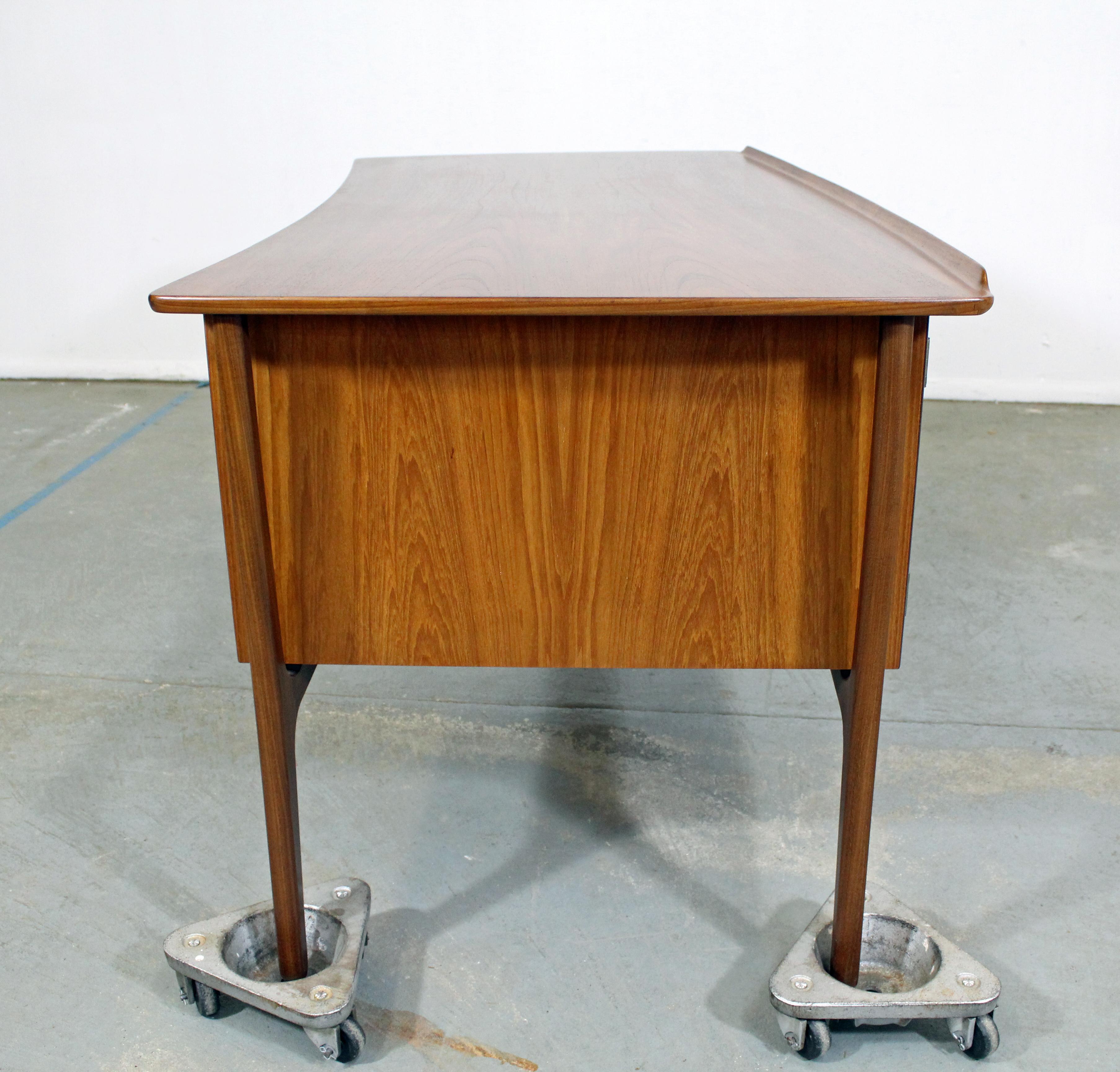 Danish Modern Svend Aage Madsen Teak Sculptural Executive Desk In Good Condition In Wilmington, DE