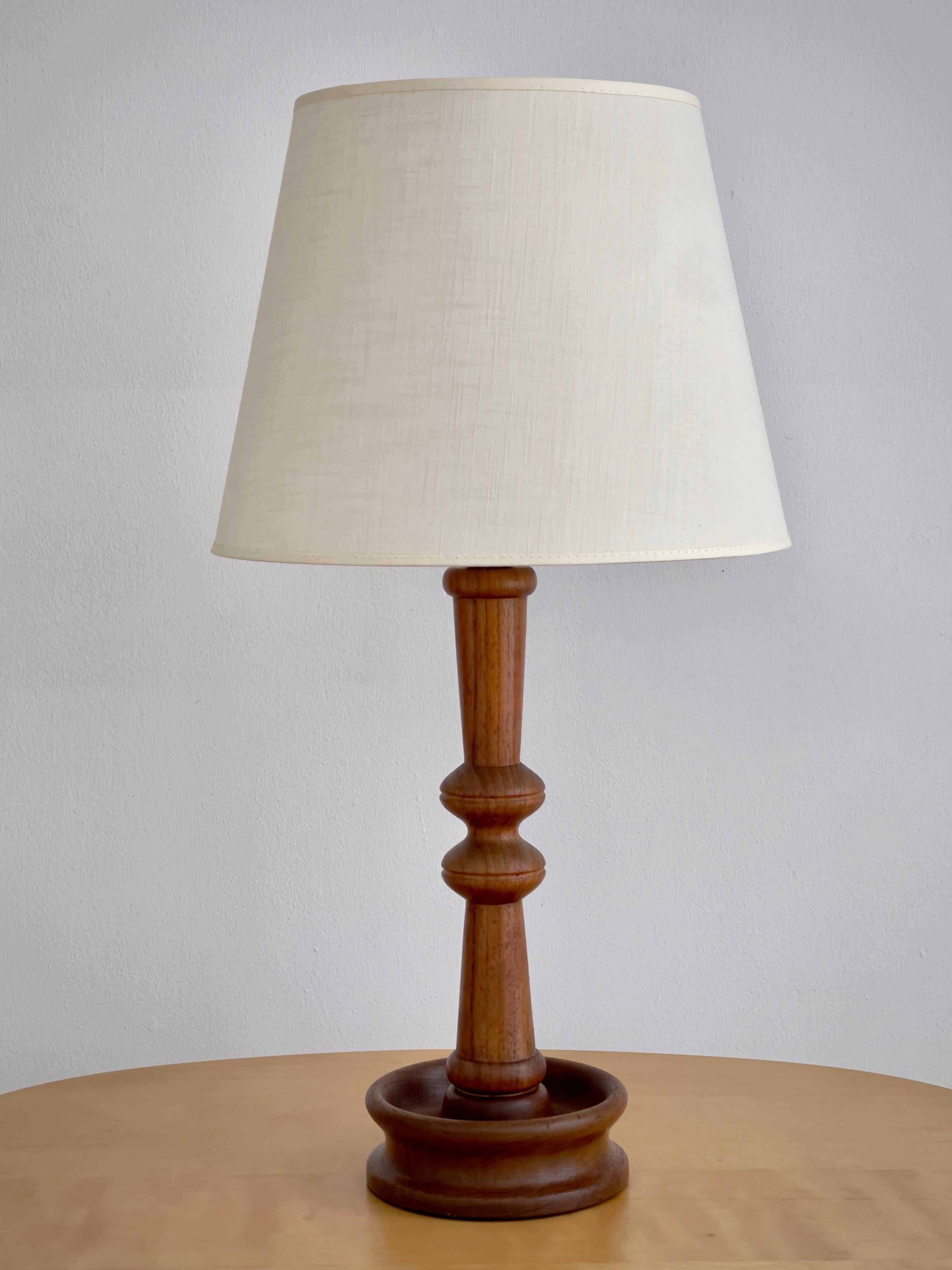 Lámpara de sobremesa moderna danesa en una pieza maciza de madera de teca tallada. Dinamarca Años 50 en venta 2