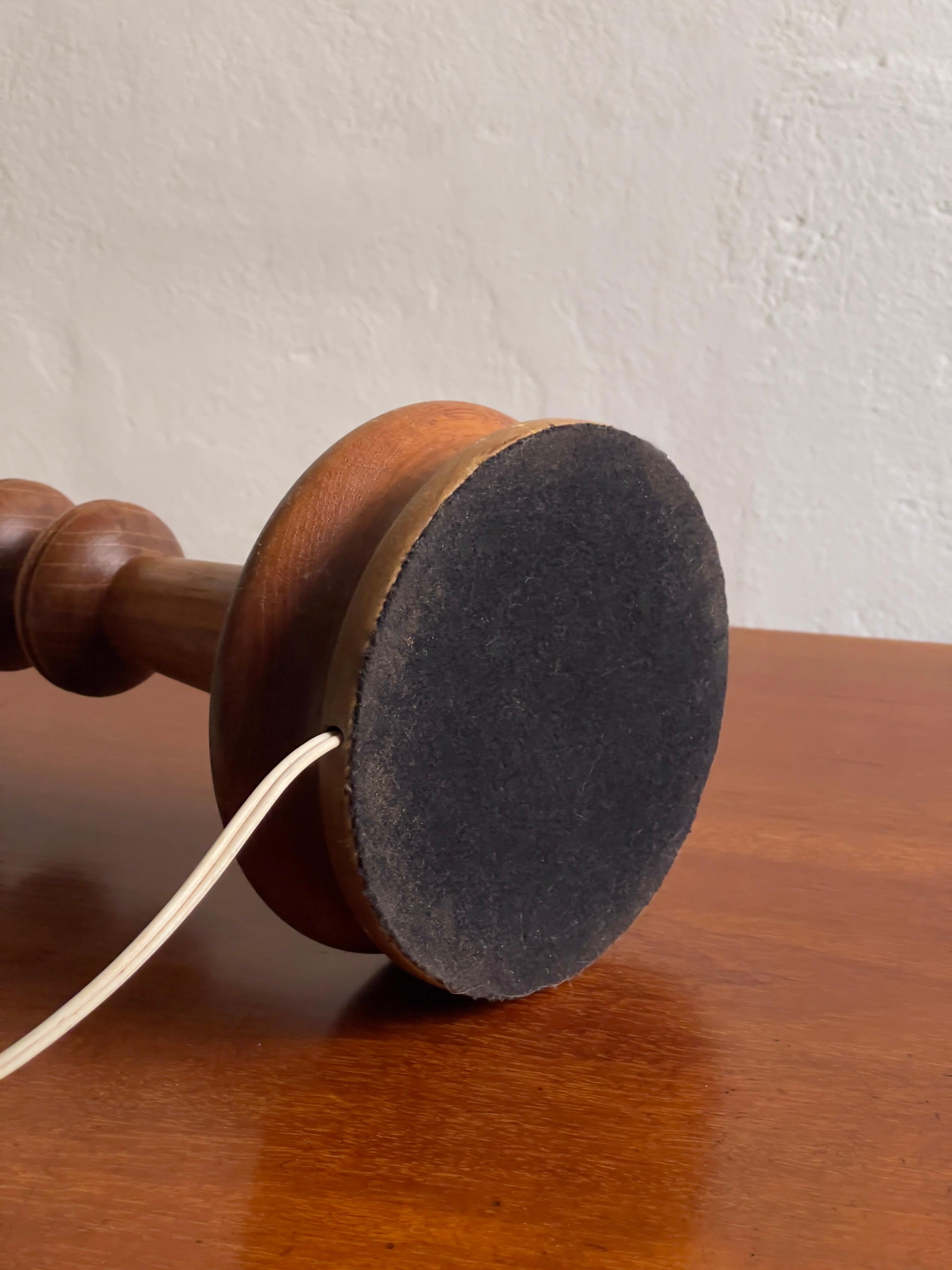 Lampe de table moderne danoise en un seul bois massif de teck sculpté. Danemark années 1950 en vente 4