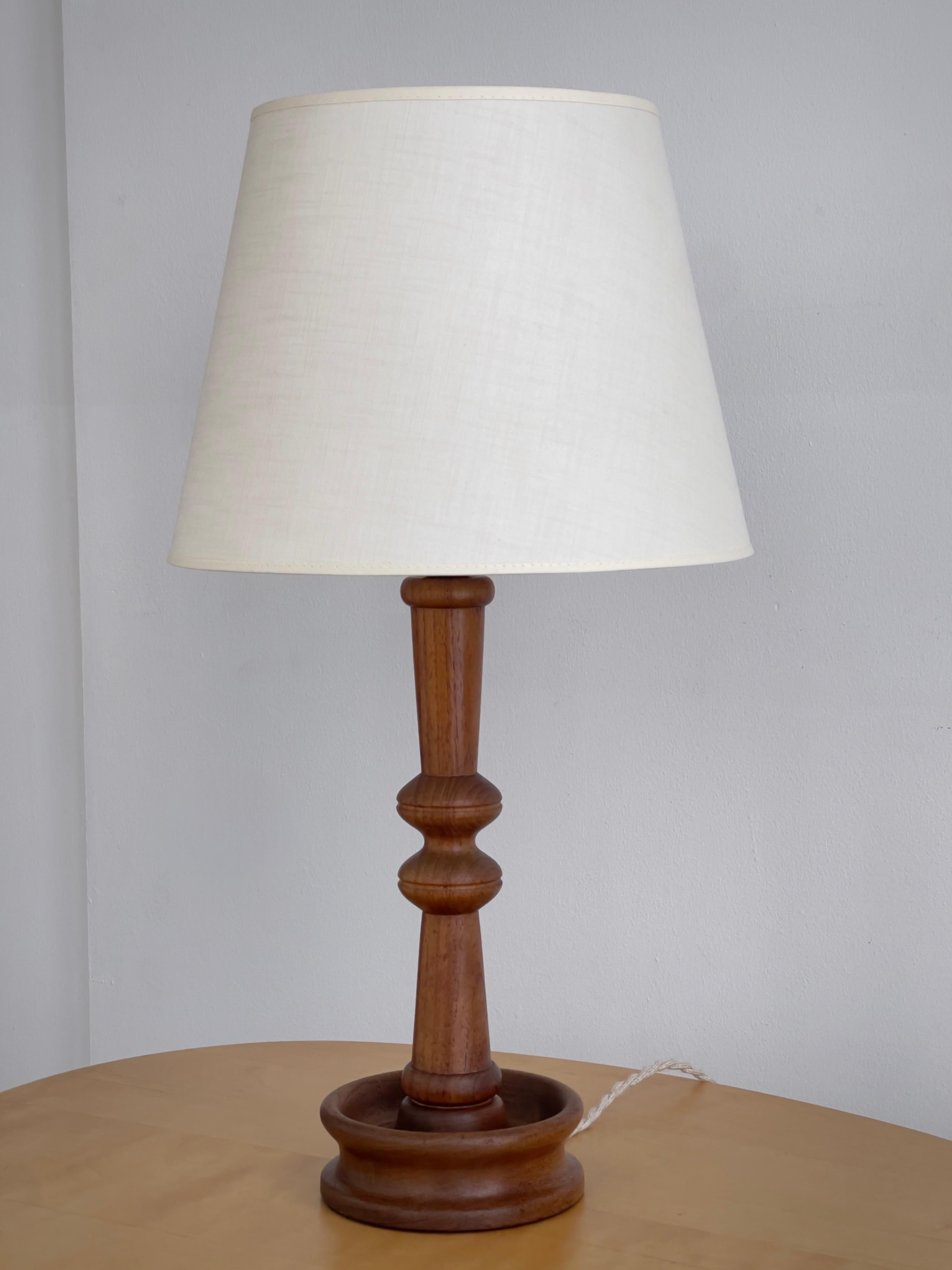 Original lámpara de mesa moderna danesa  Tallada a mano en madera de teca maciza de una sola pieza. Hermosas vetas y elegantes formas curvas y proporciones. Proporcionará una sensación cálida y natural a tu diseño interior. 
La cómoda también está